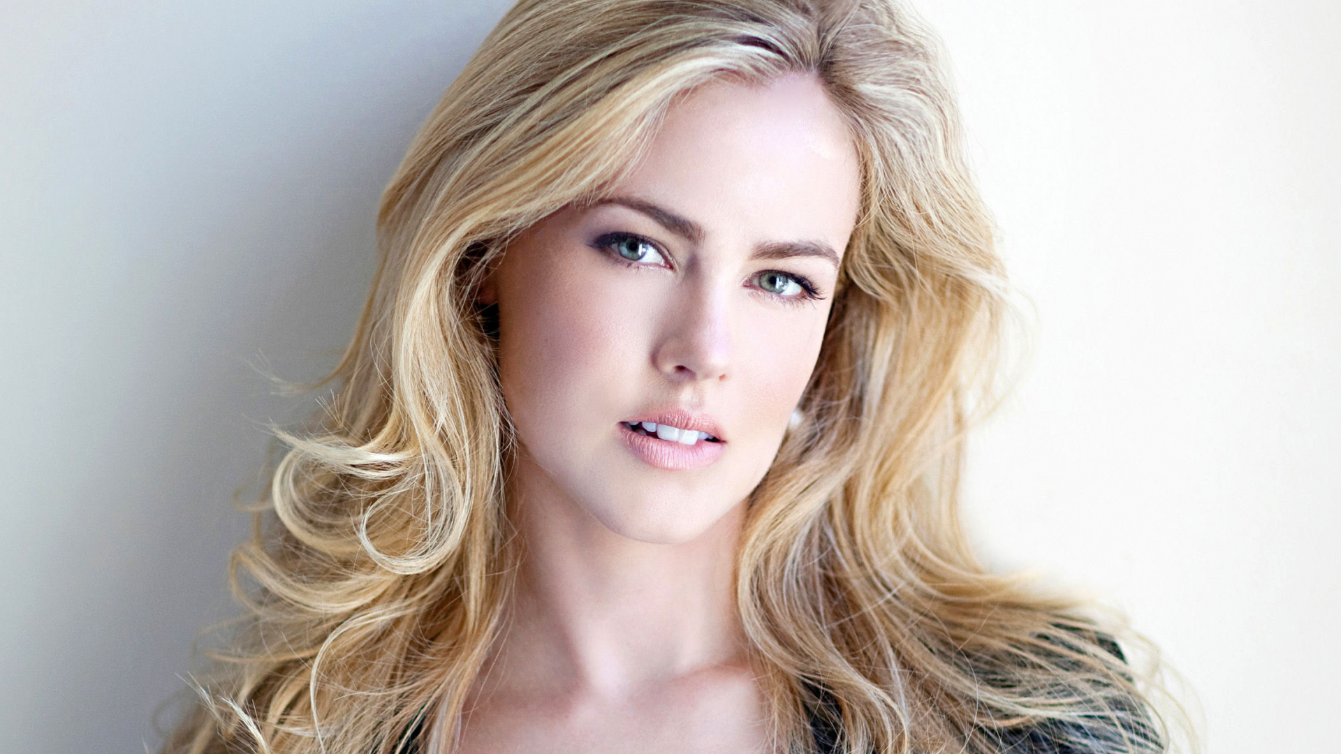 Amanda Schull, wavy blonde hair, studio portrait, Full HD Desktop wallpaper