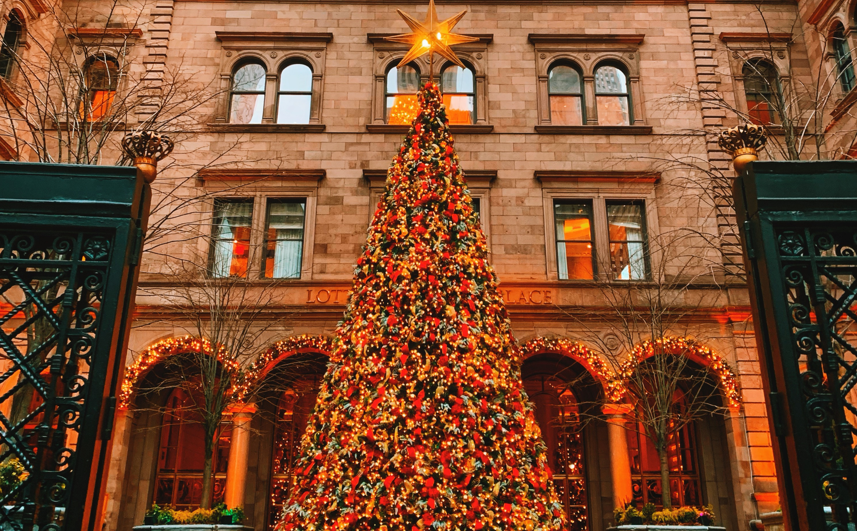 Lotte Palace, New York Christmas Wallpaper, 2990x1850 HD Desktop