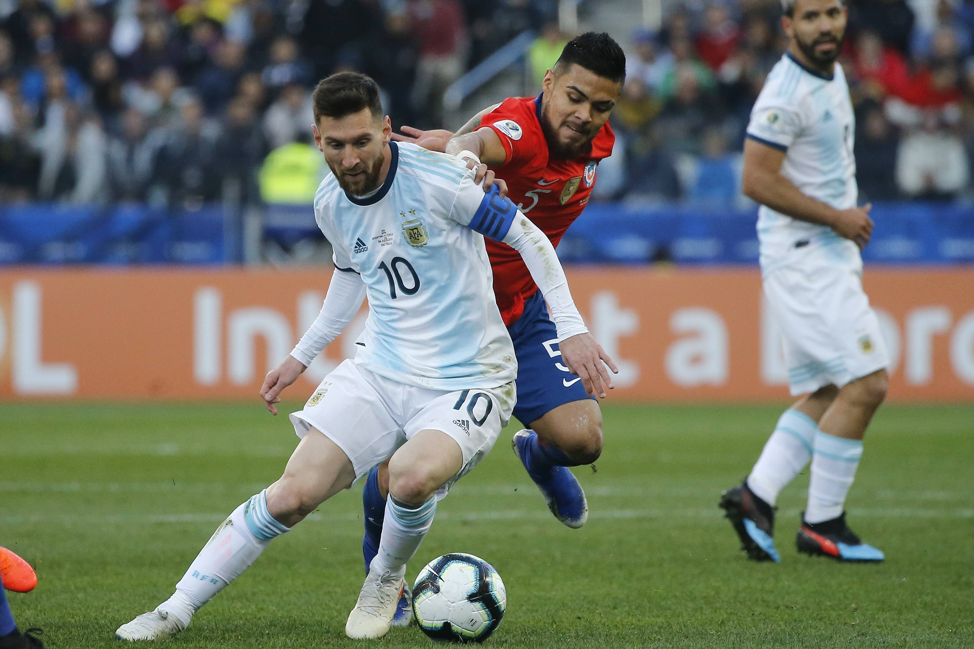 Lionel Messi, Paulo Díaz, Chile national football team, HD Desktop wallpaper