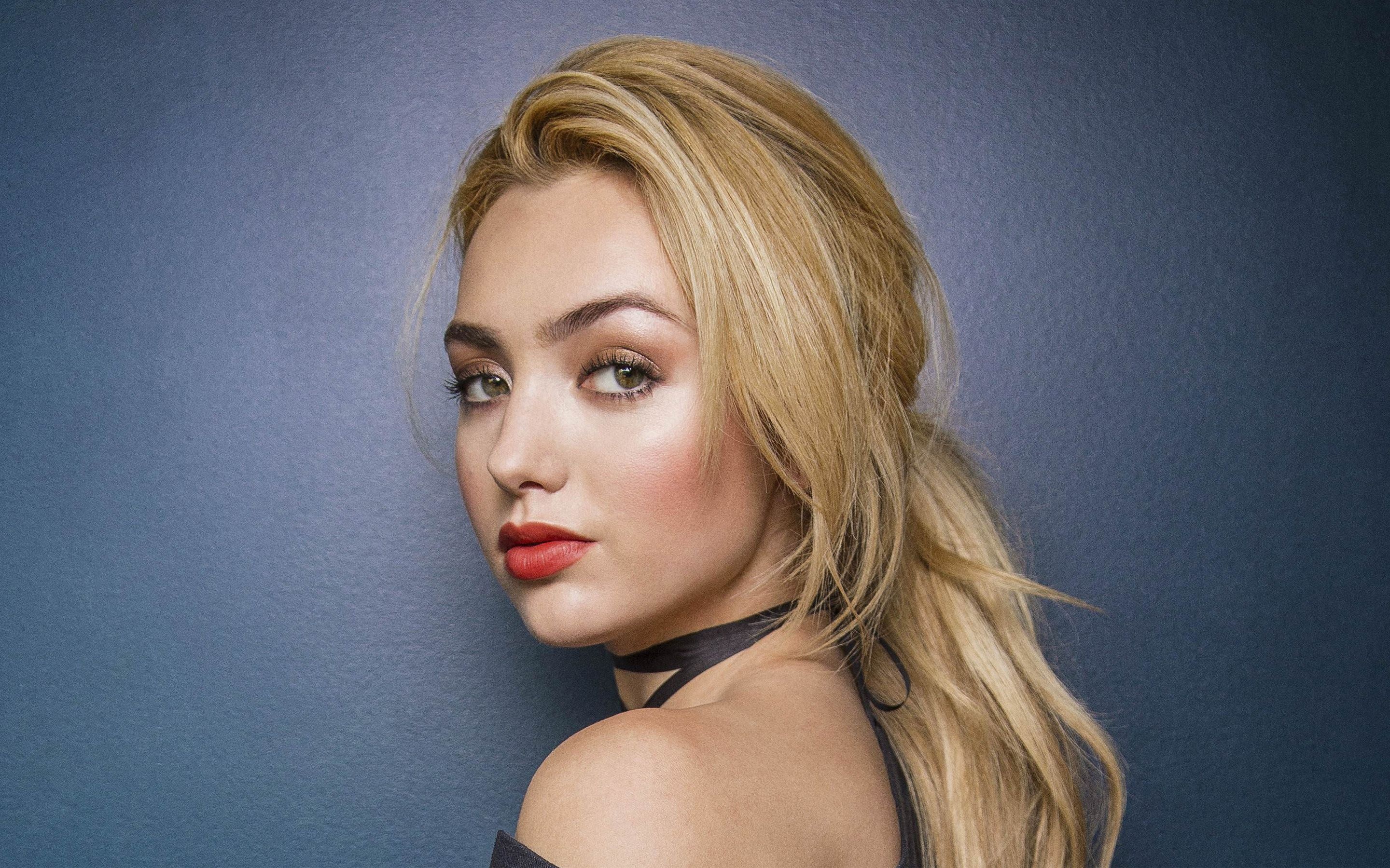 Peyton List, blonde low ponytail, slate blue backdrop, HD Desktop wallpaper