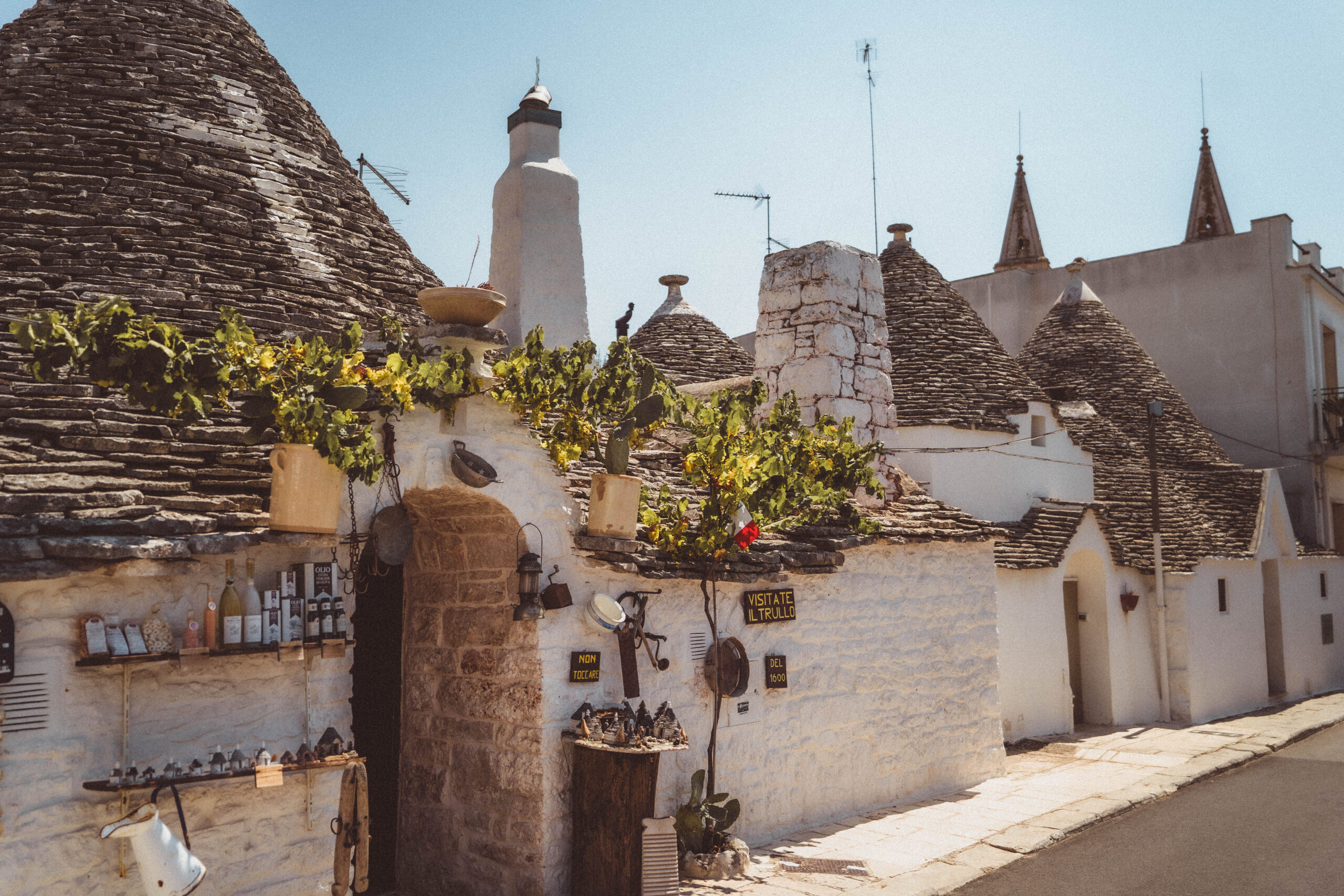 Things to do, Alberobello, Puglia, Italy, 2560x1710 HD Desktop