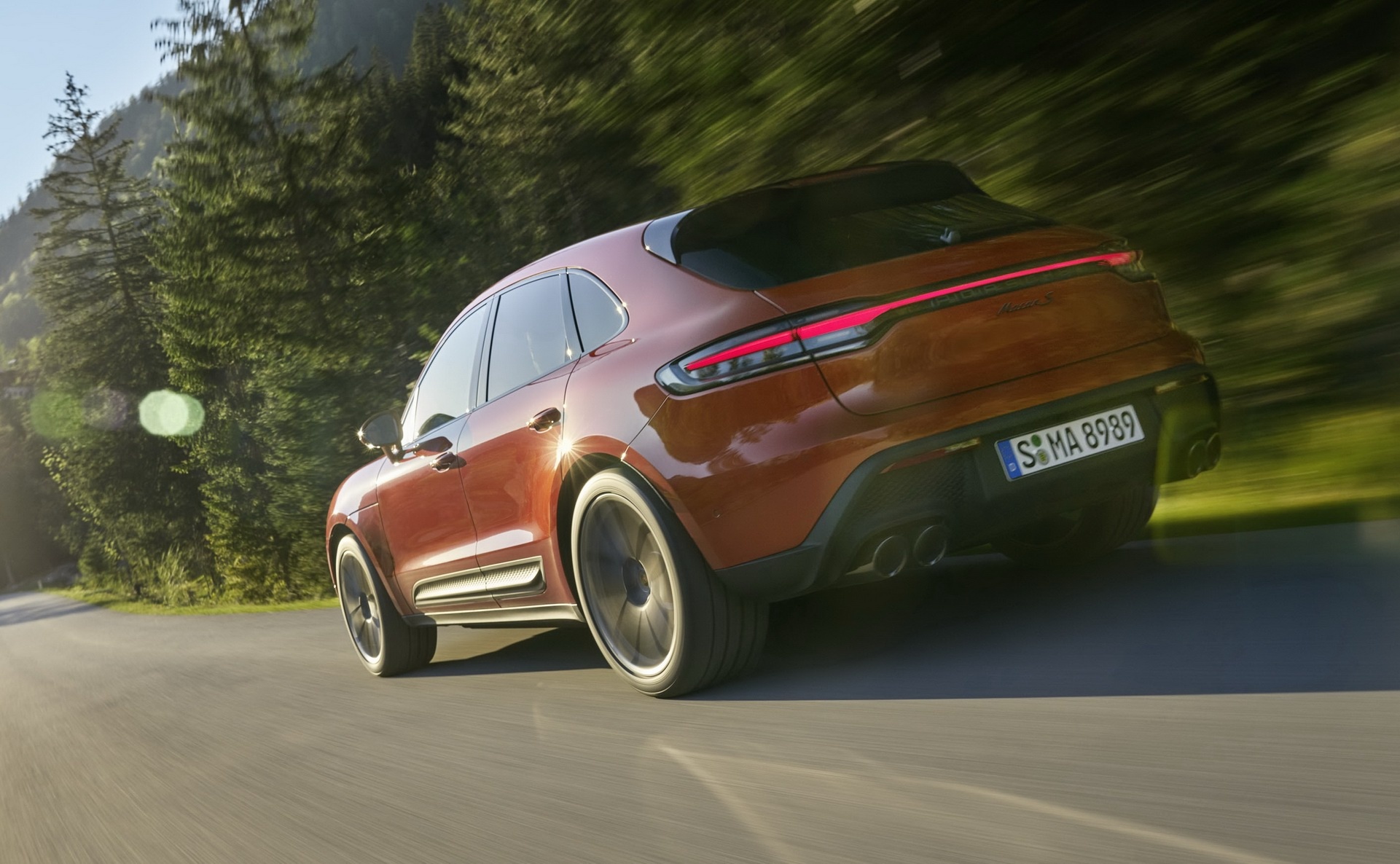 Porsche Macan, Sporty SUV, Rear three-quarter wallpapers, Motortread, 1930x1190 HD Desktop