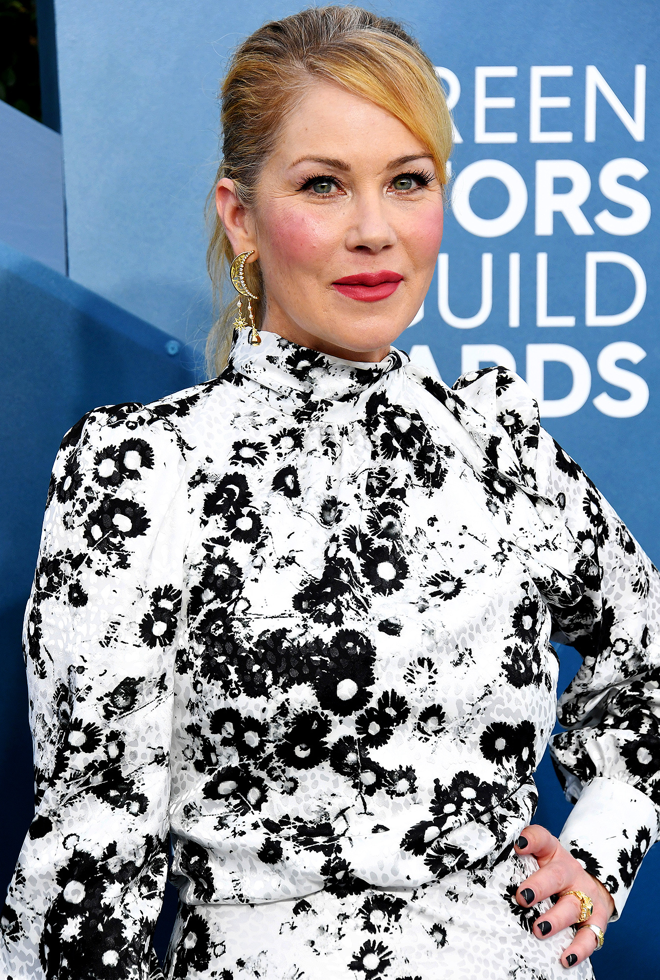 Christina Applegate, 50th birthday after MS diagnosis, 1350x2000 HD Phone