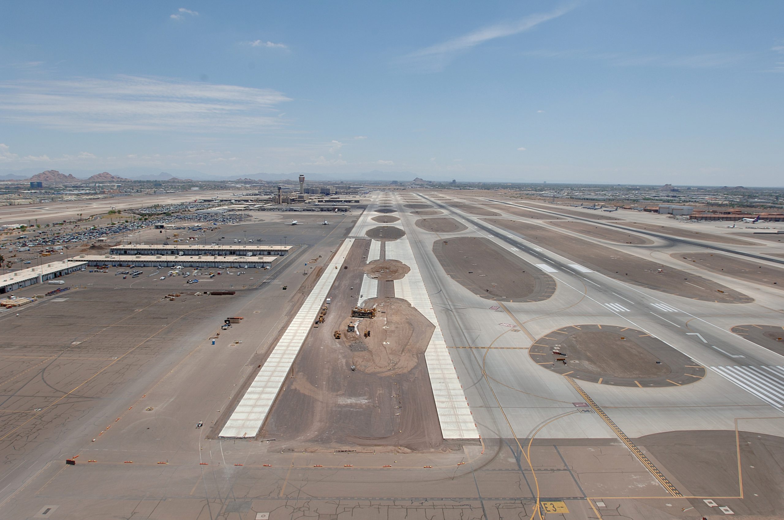 Sky Harbor International Airport, Taxiway reconstruction, Kiewit Corporation, Infrastructure project, 2560x1700 HD Desktop