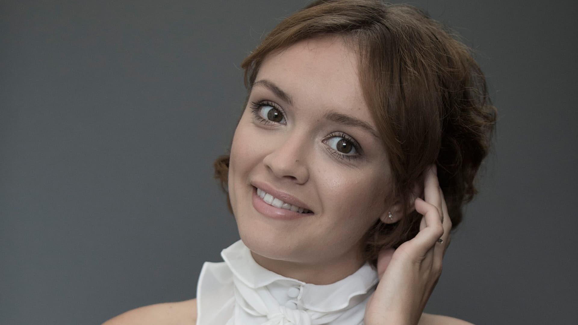 Olivia Cooke, Smiling wallpaper, HD picture, Beautiful actress, 1920x1080 Full HD Desktop