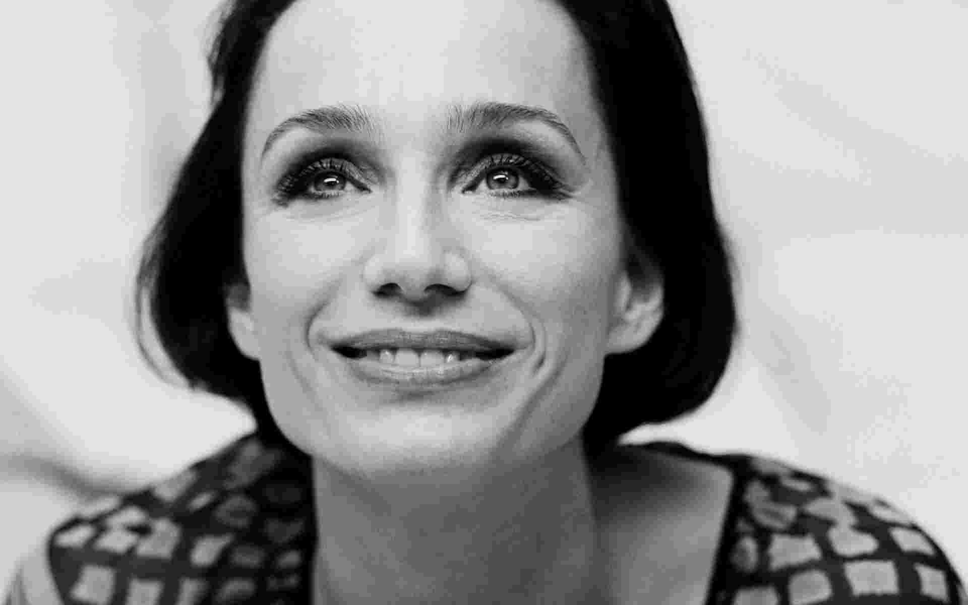 Kristin Scott Thomas, Elegant wallpapers, Captivating photos, Versatile talent, 1920x1200 HD Desktop