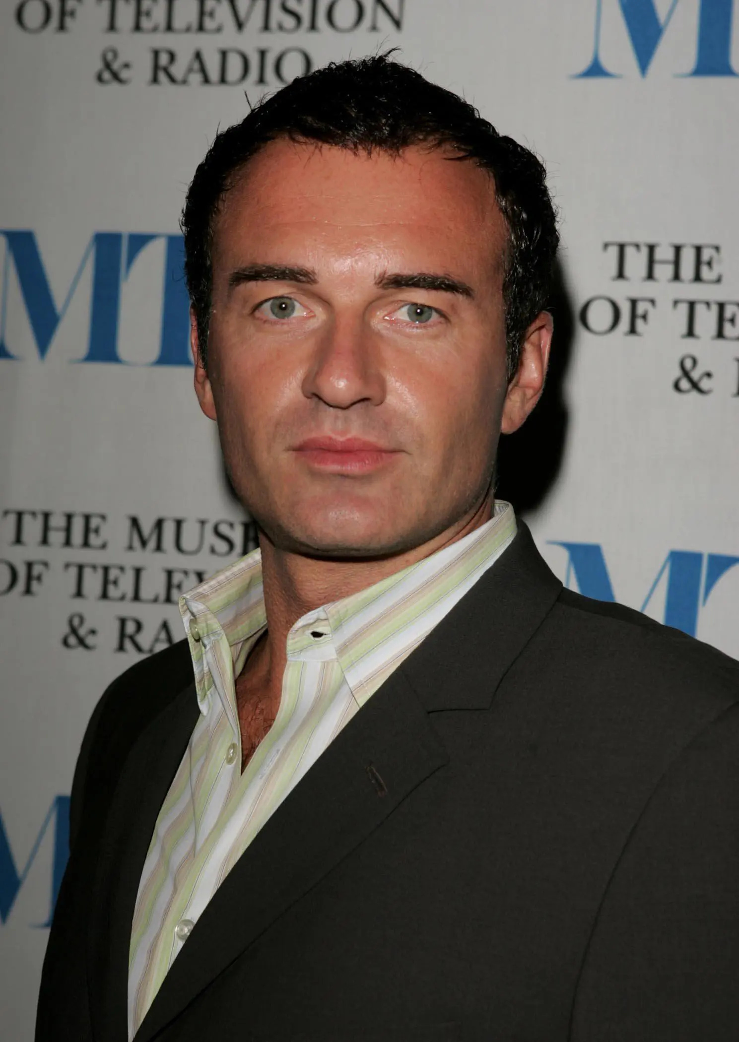 Julian McMahon, Kylie Minogue snogs, Sister's ex husband, On set, 1490x2100 HD Phone