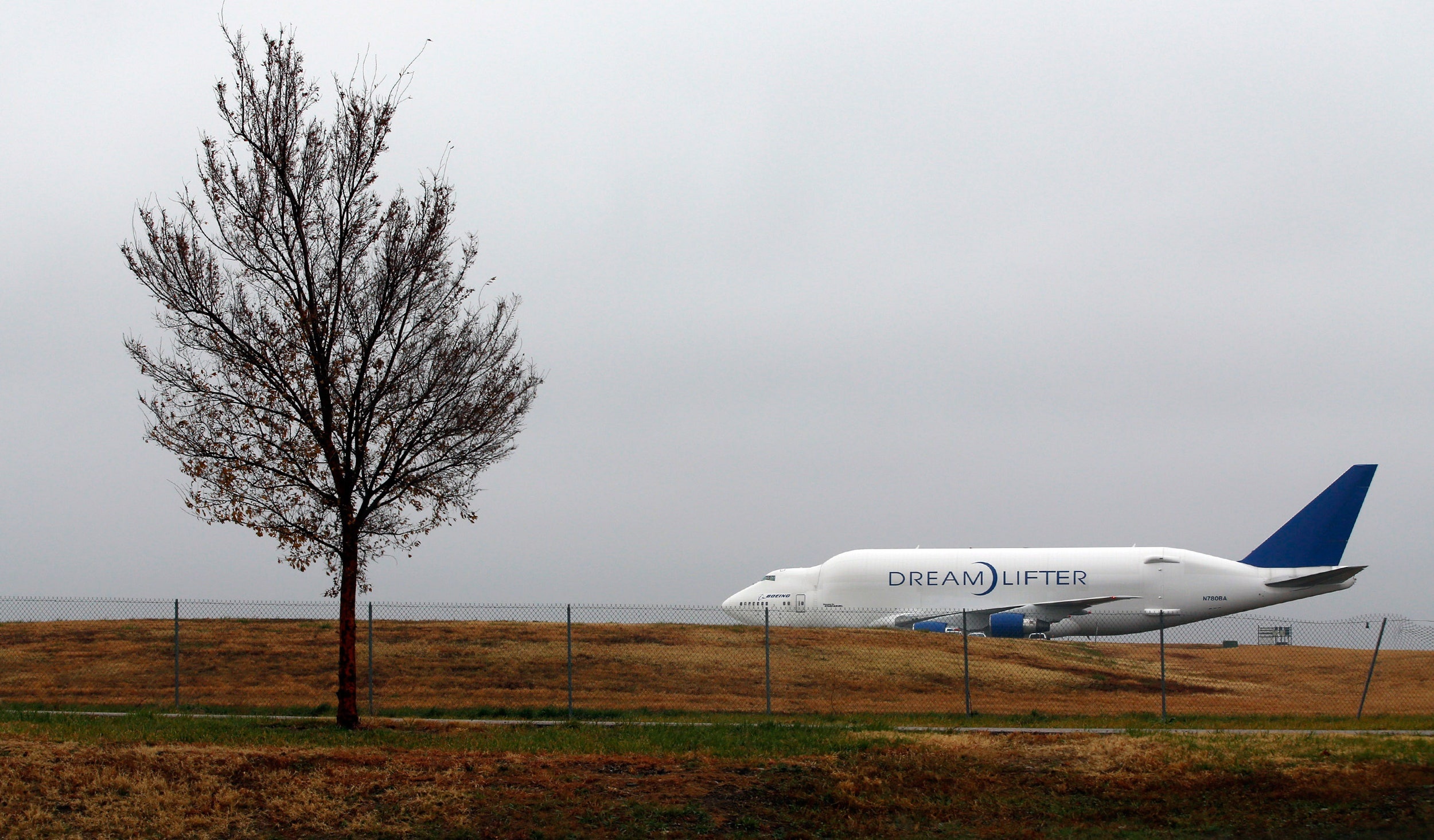 Boeing Dreamlifter, Airport mishap, Landing error, Aviation incident, 2500x1470 HD Desktop