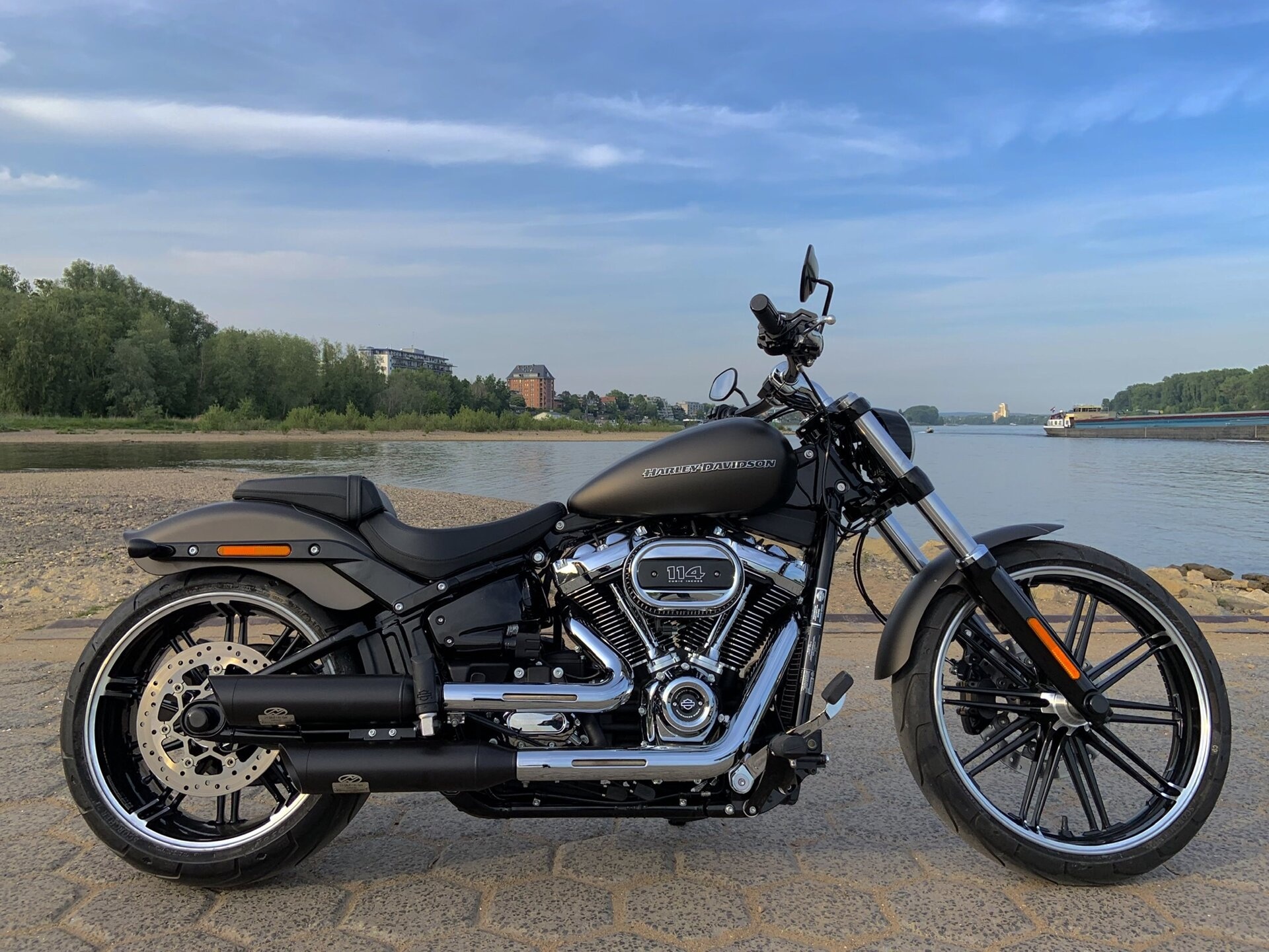 Harley-Davidson Breakout 114, Thrilling ride, Classic design, Unforgettable experience, 1920x1440 HD Desktop