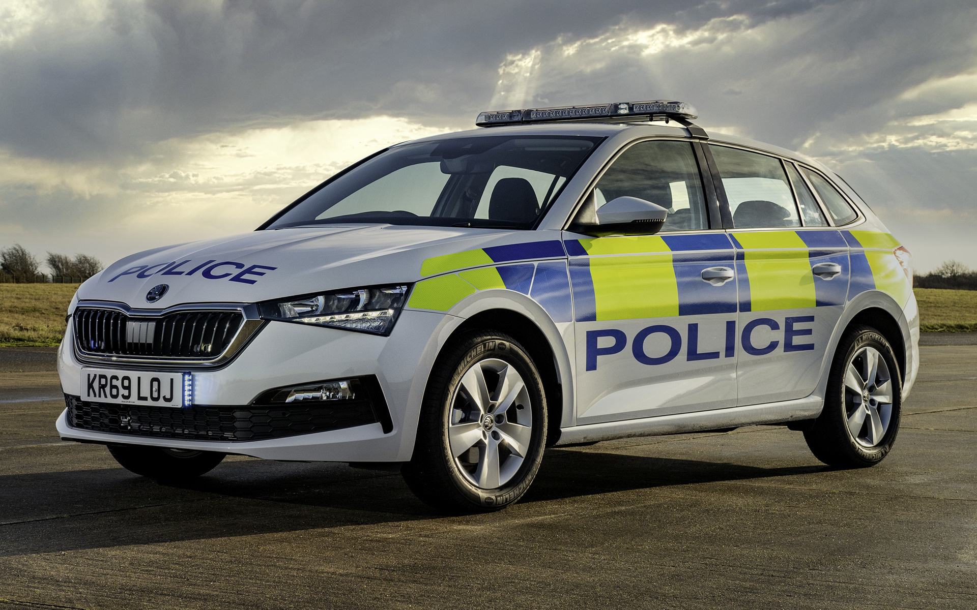 Škoda Scala police car, Battenburg emergency livery, Emergency roof light bar, HD Desktop wallpaper