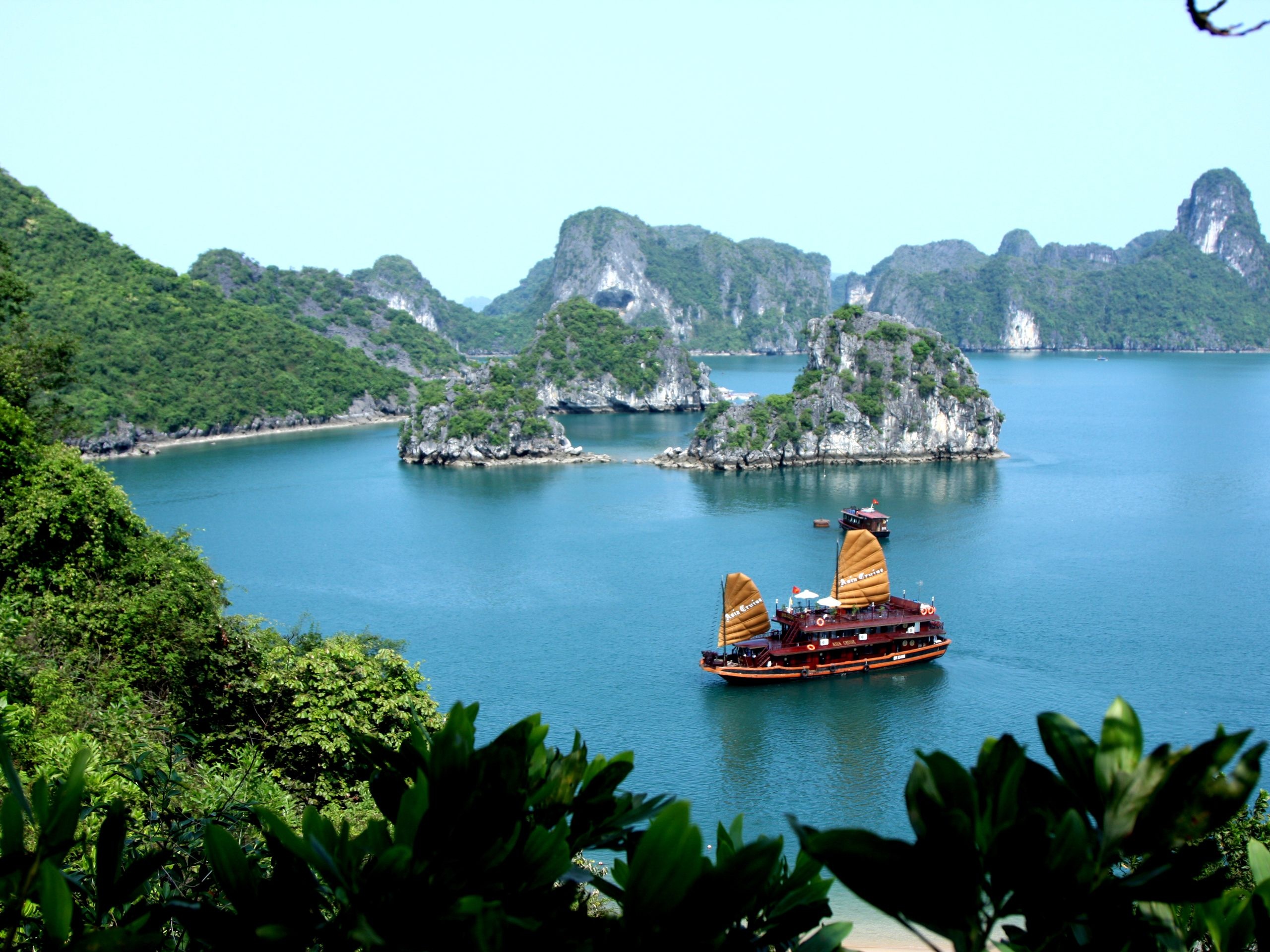 Ha Long, Vinh Ha Long desktop wallpapers, Stunning background, Top-notch visuals, 2560x1920 HD Desktop