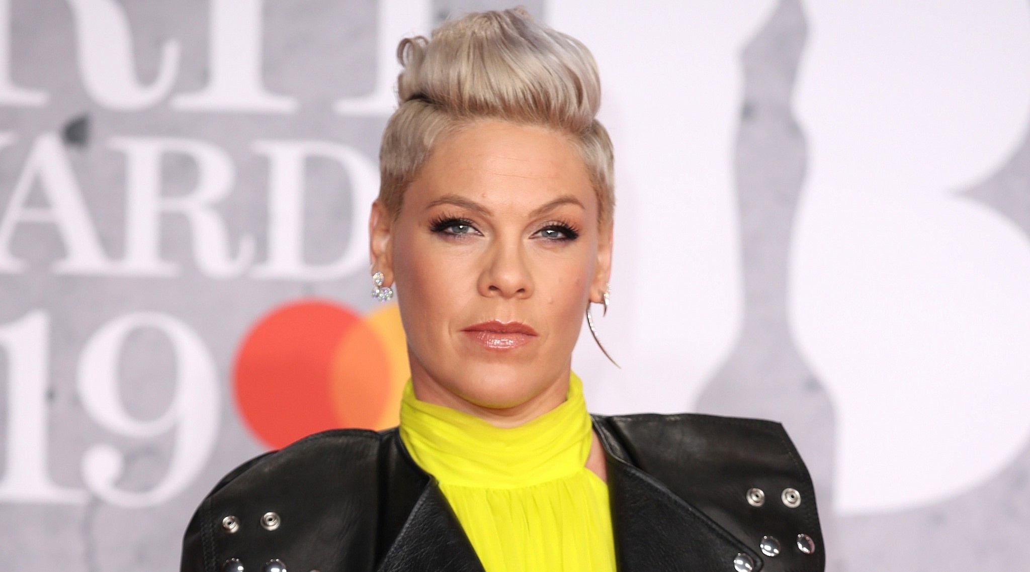 P!nk, Pop star, Recover from COVID-19, 2050x1140 HD Desktop