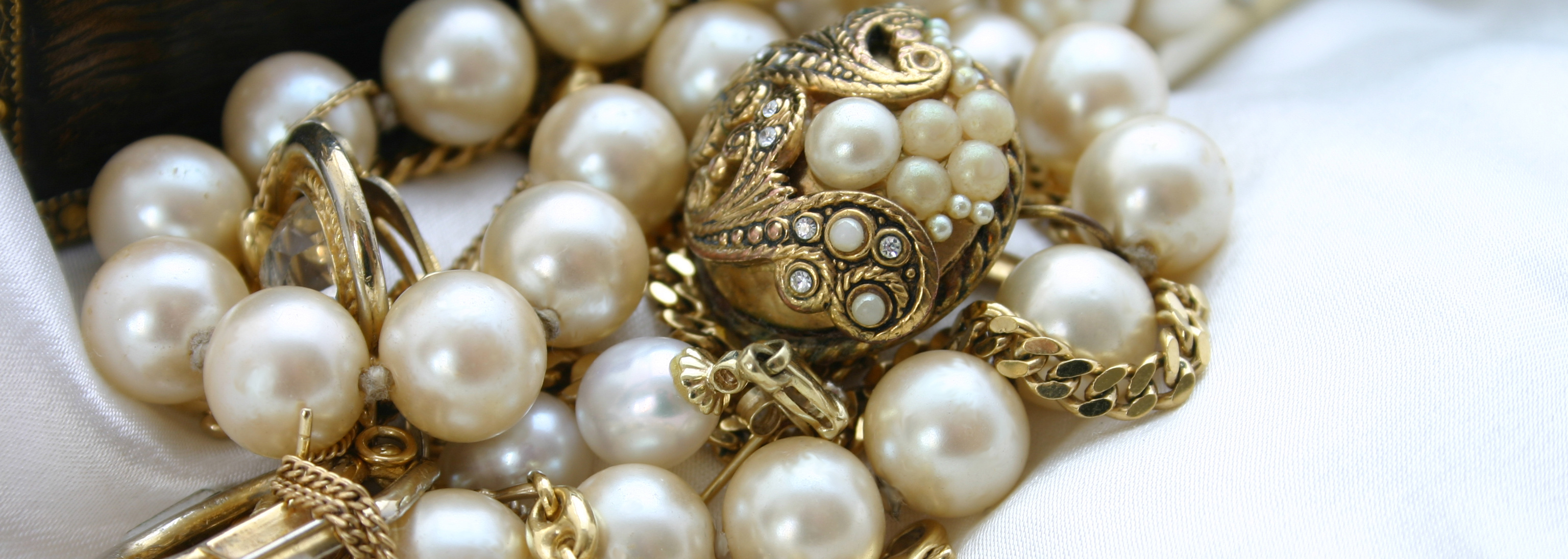 Online jewelry auctions, Fine antique jewelry, Estate jewelry treasures, Exclusive acquisitions, 3080x1100 Dual Screen Desktop