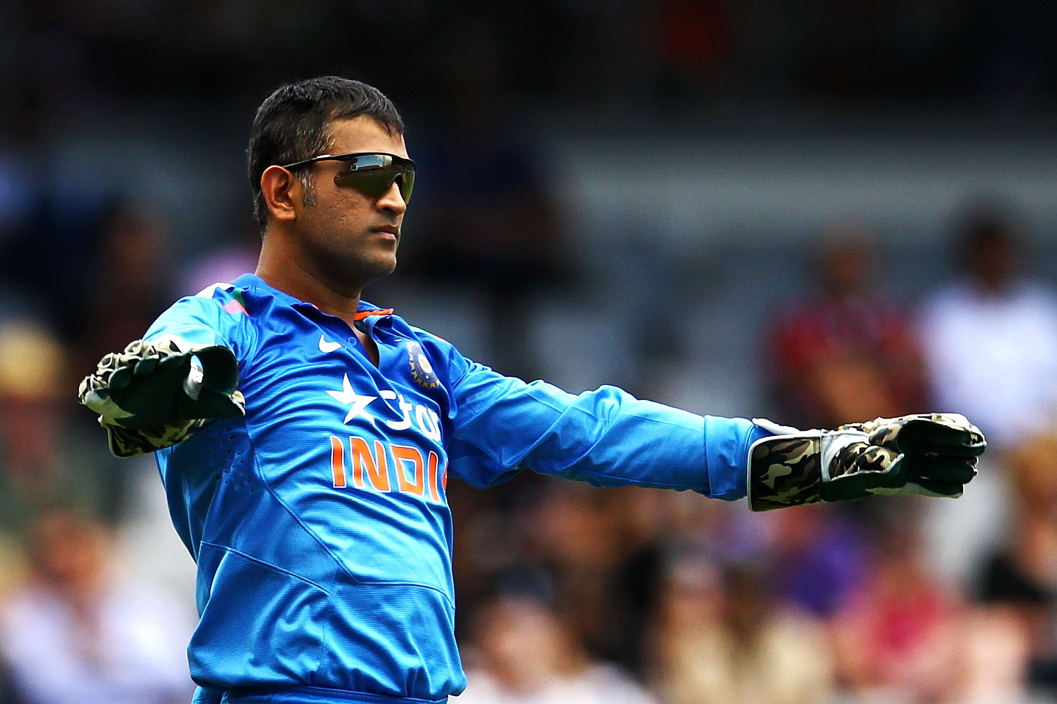 Mahendra Singh Dhoni, camouflage wicketkeeping gloves, India cricket jersey, HD Desktop wallpaper