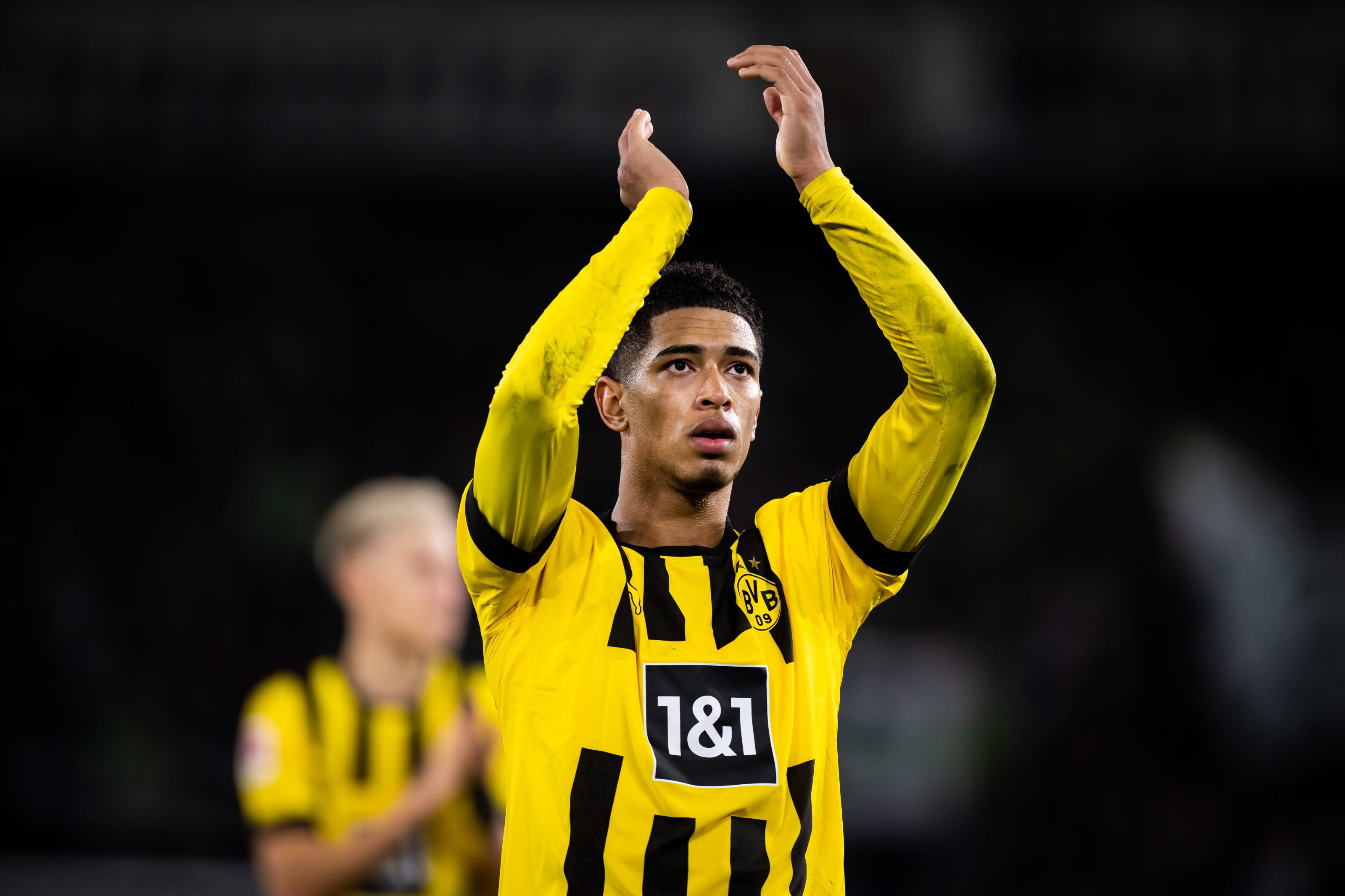 Jude Bellingham, Borussia Dortmund kit, Applauding football fans, HD Desktop wallpaper