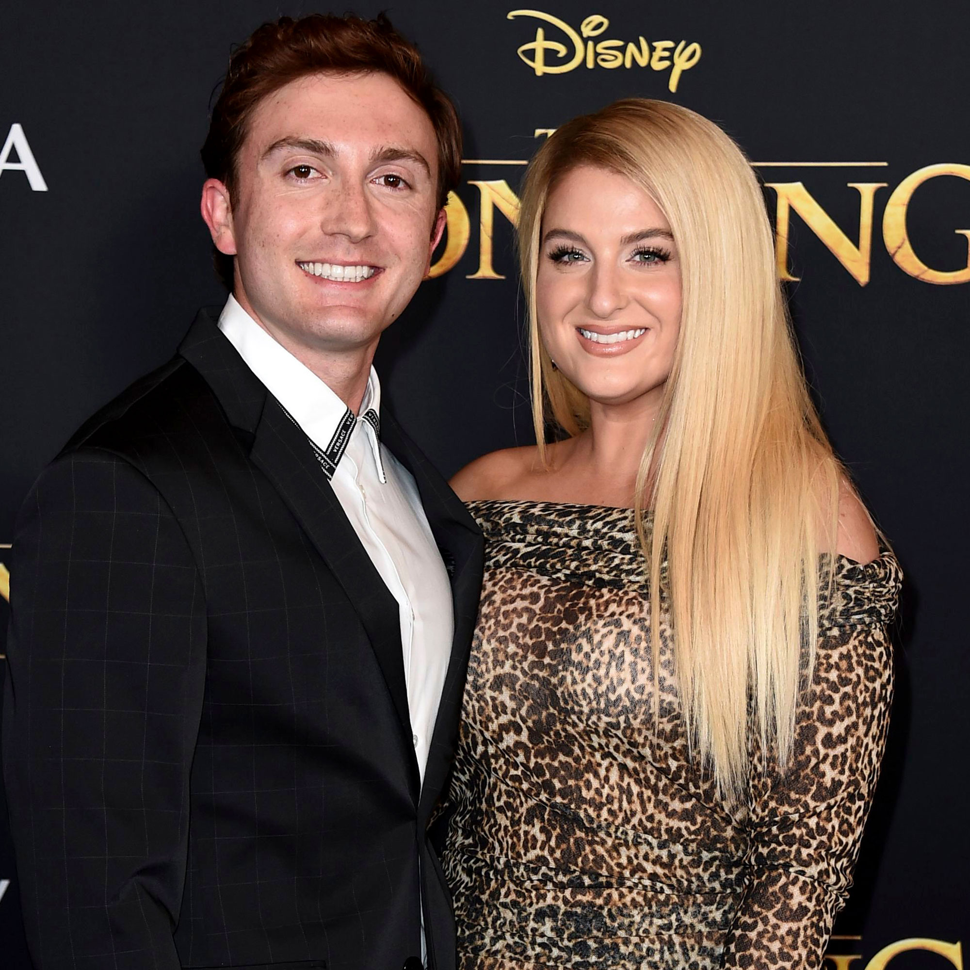 Daryl Sabara, Meghan Trainor, Side by side toilets, Husband, 2000x2000 HD Phone