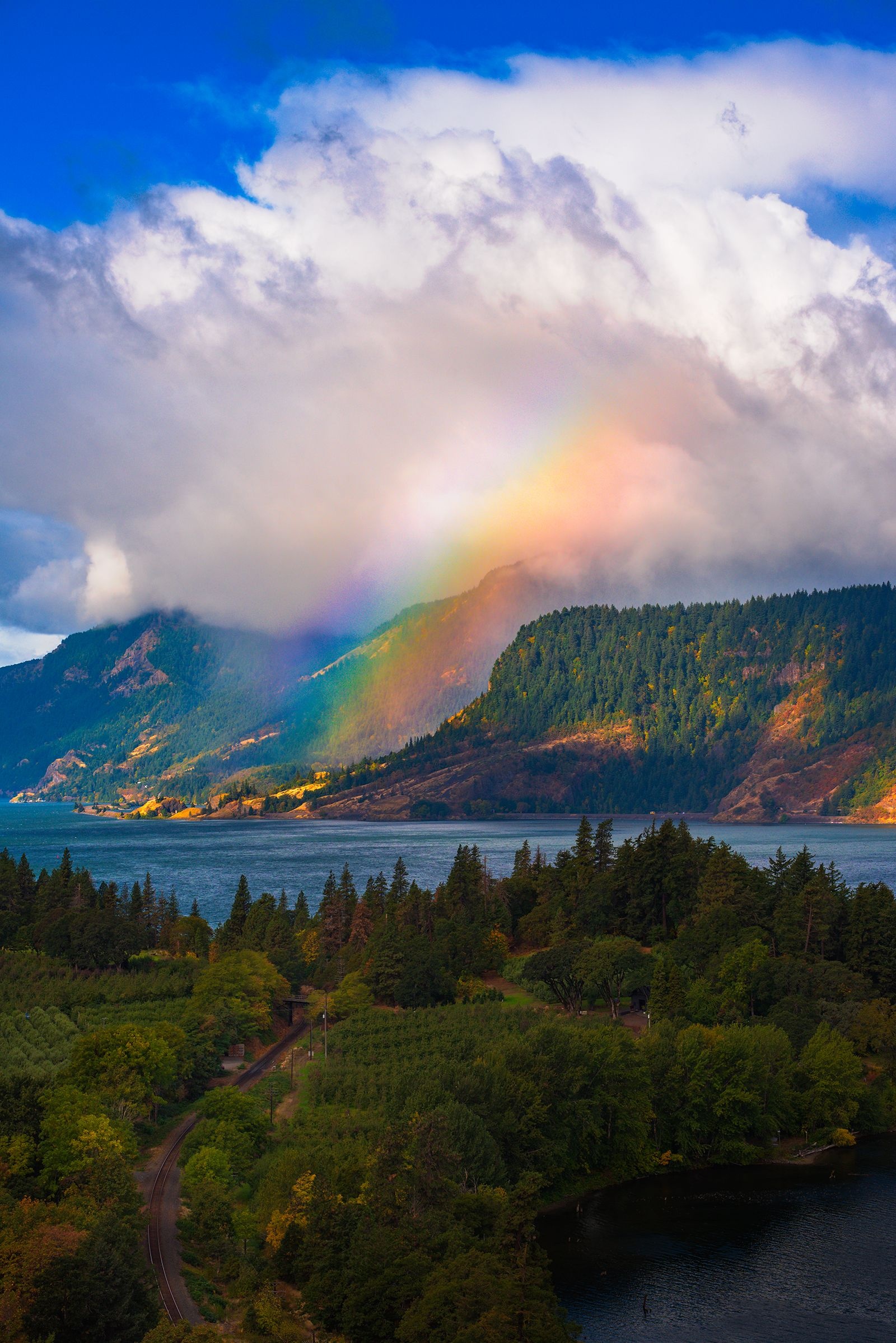 The Columbia River, Nature's paradise, Tranquil landscapes, Serene waters, 1600x2400 HD Phone