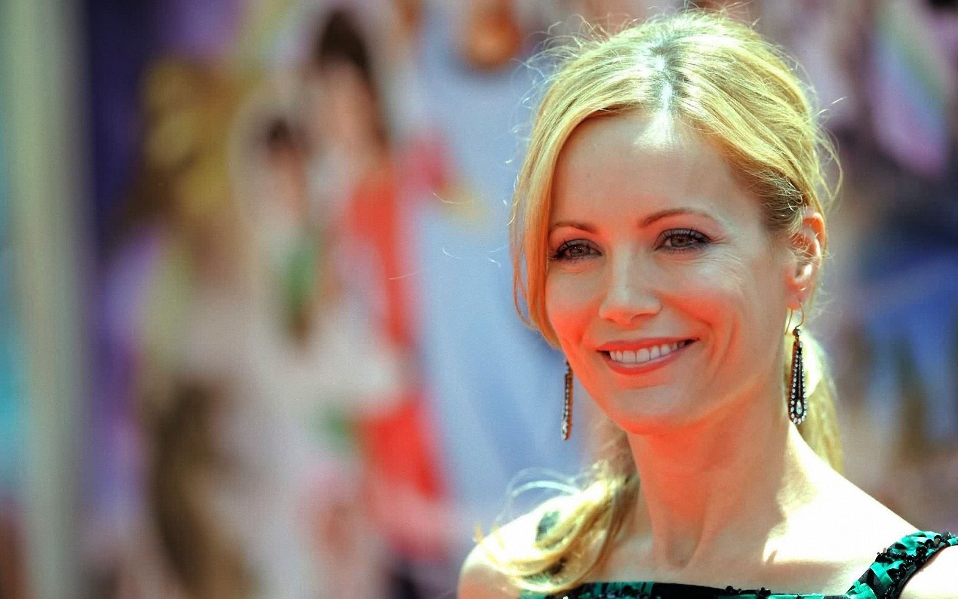 Leslie Mann, Actress wallpaper, Beautiful smile, 1920x1200 HD Desktop