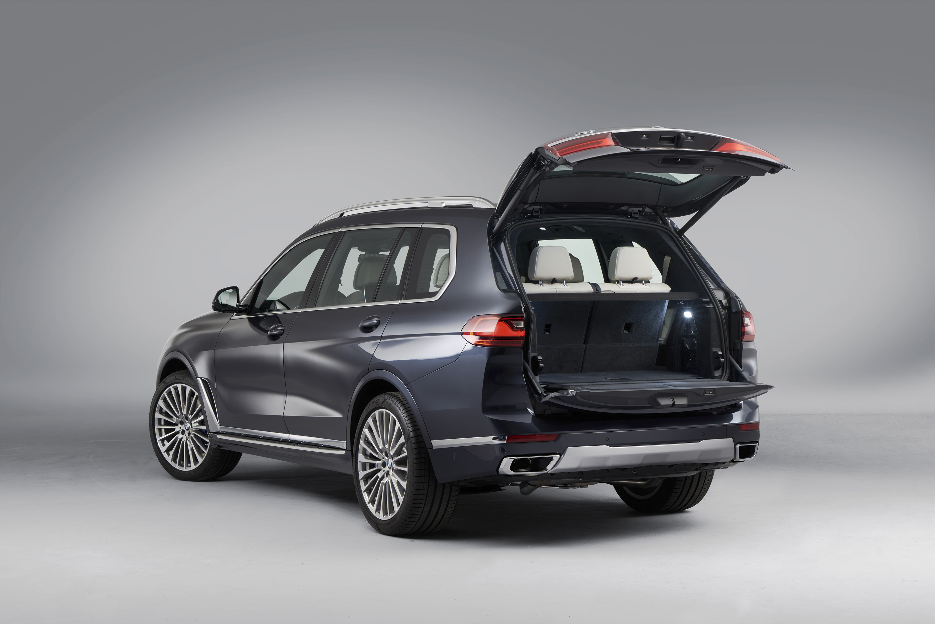 BMW X7, Rear three-quarter wallpapers, 3000x2010 HD Desktop