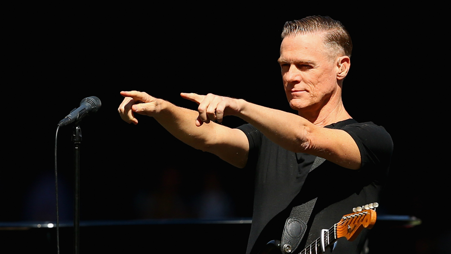 Bryan Adams, Summer of 96, Rock star presented with Hannover jersey, 1920x1080 Full HD Desktop