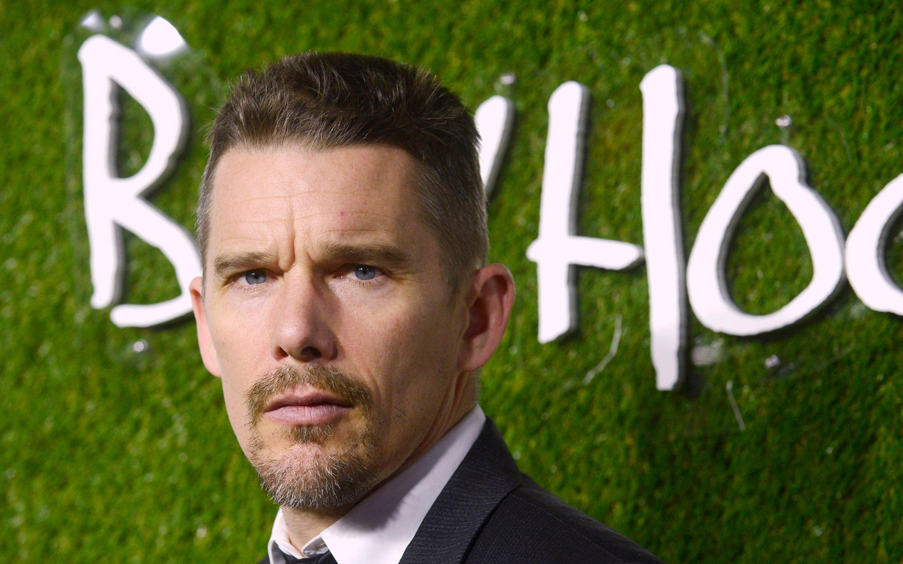 Captivating performer, Ethan Hawke portrait, Actor's charm, Hollywood icon, 2880x1800 HD Desktop