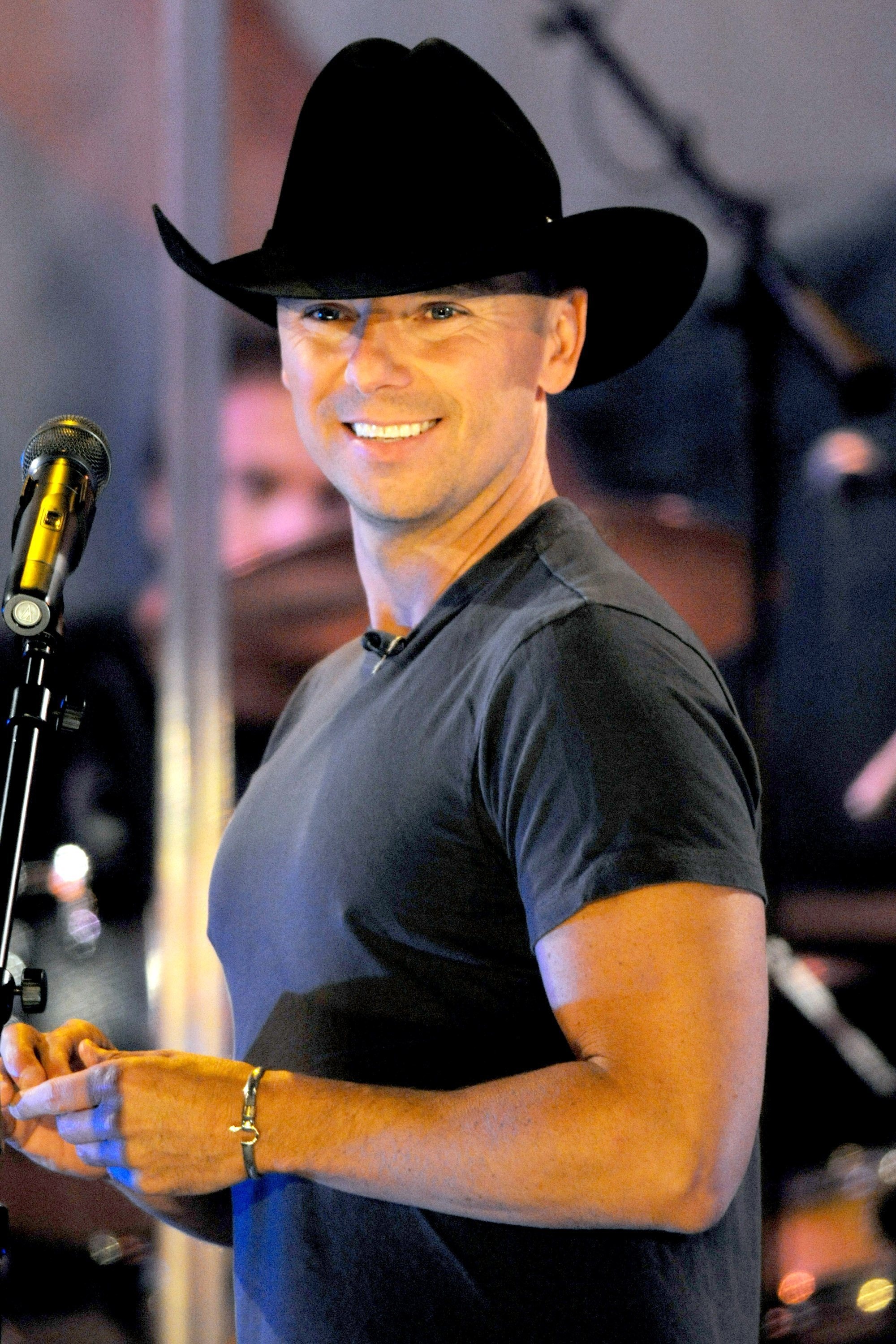 Kenny Chesney | Who2 2000x3000