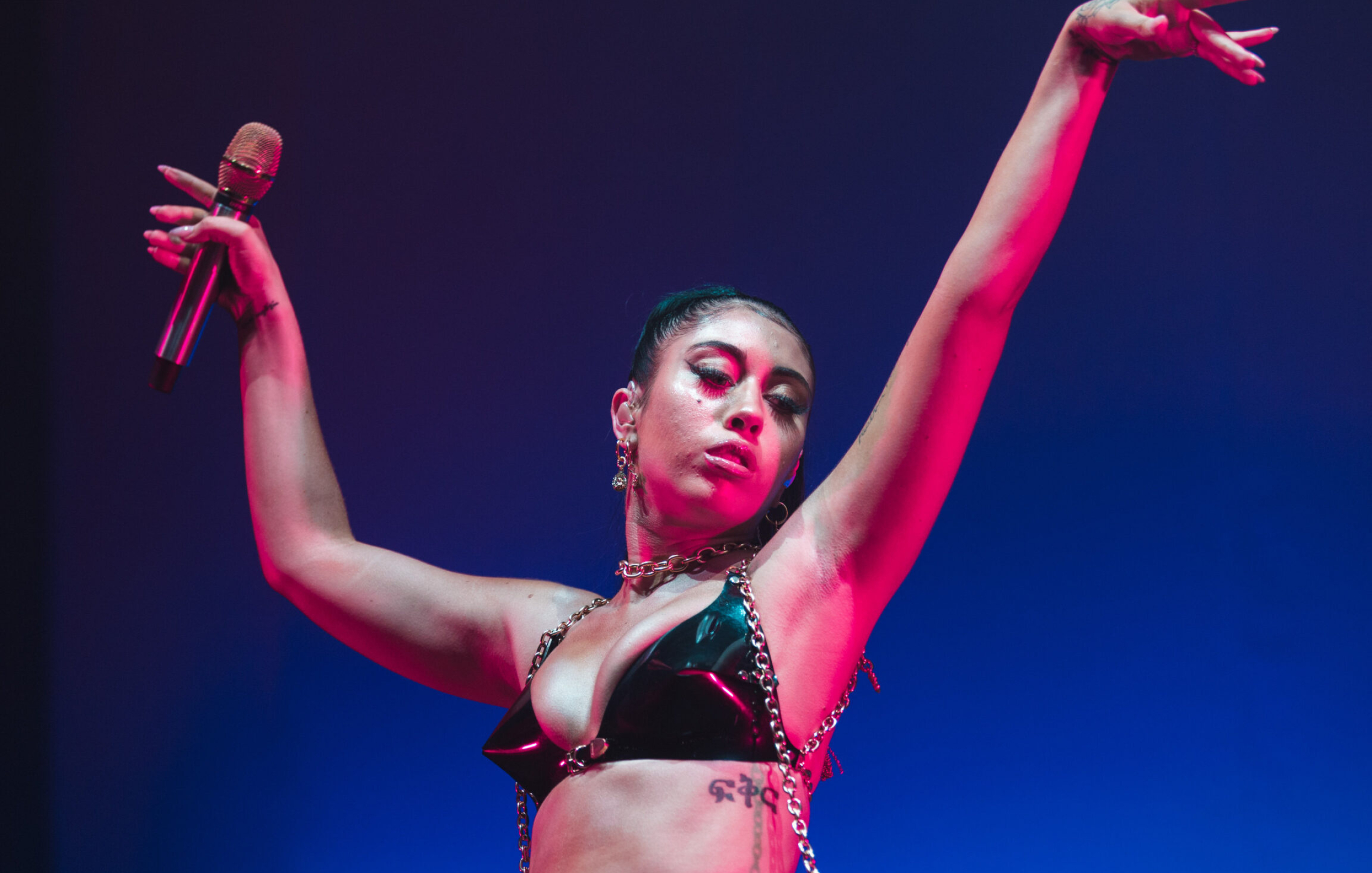 Kali Uchis, Shrine Expo Hall, Grooving and screaming, 2560x1630 HD Desktop