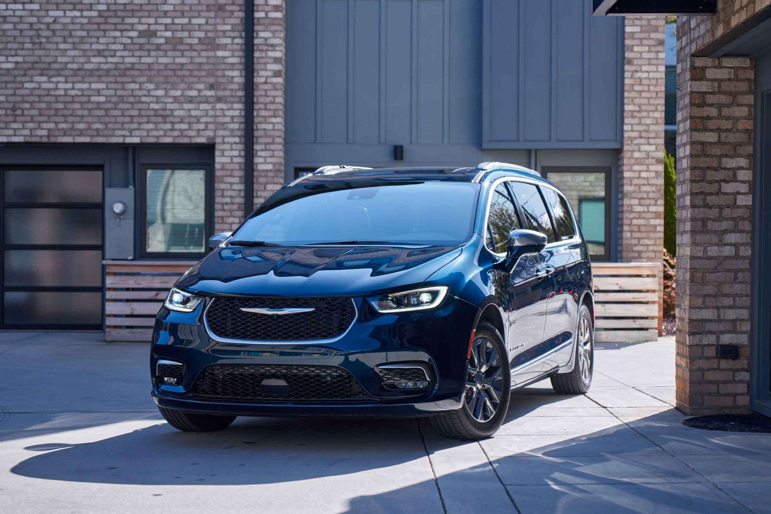 Chrysler Pacifica, Minivan, Hybrid, Family-friendly, 3000x2000 HD Desktop