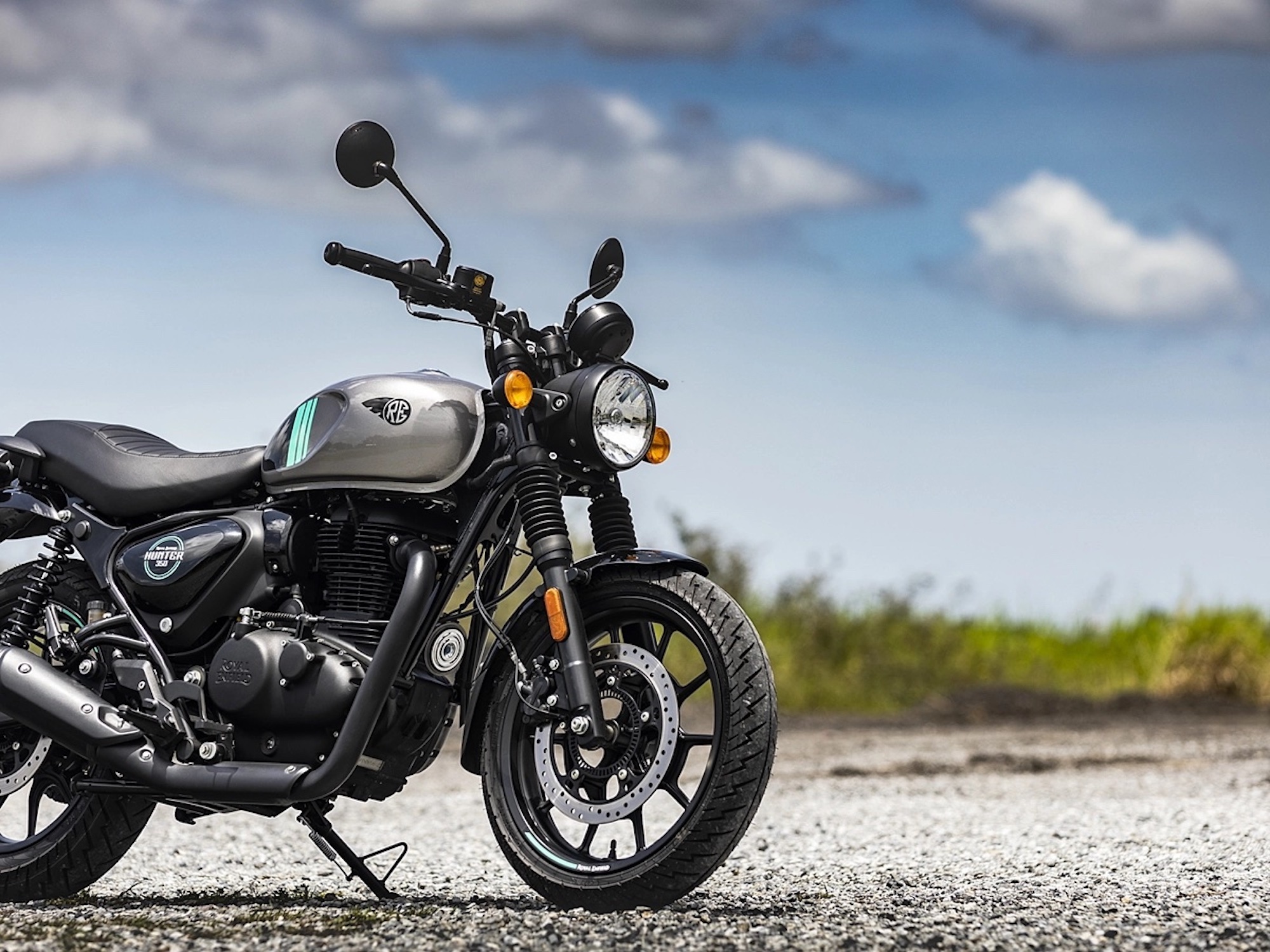 Royal Enfield Hunter 350, Dapper Grey fuel tank, gravel roadside setting, HD Desktop wallpaper