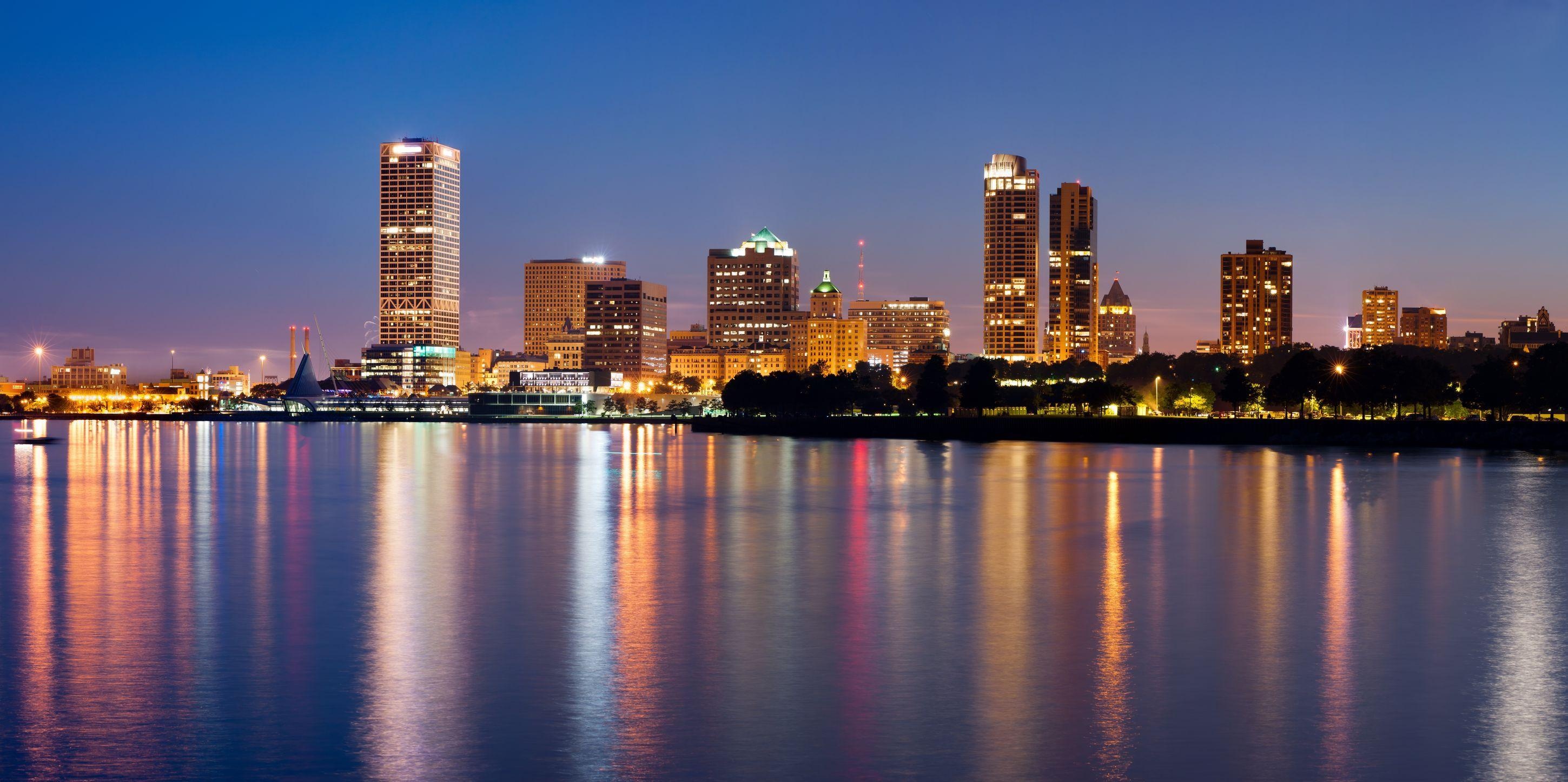 Milwaukee Skyline, Travels, City wallpapers, Buildings, 2900x1450 Dual Screen Desktop