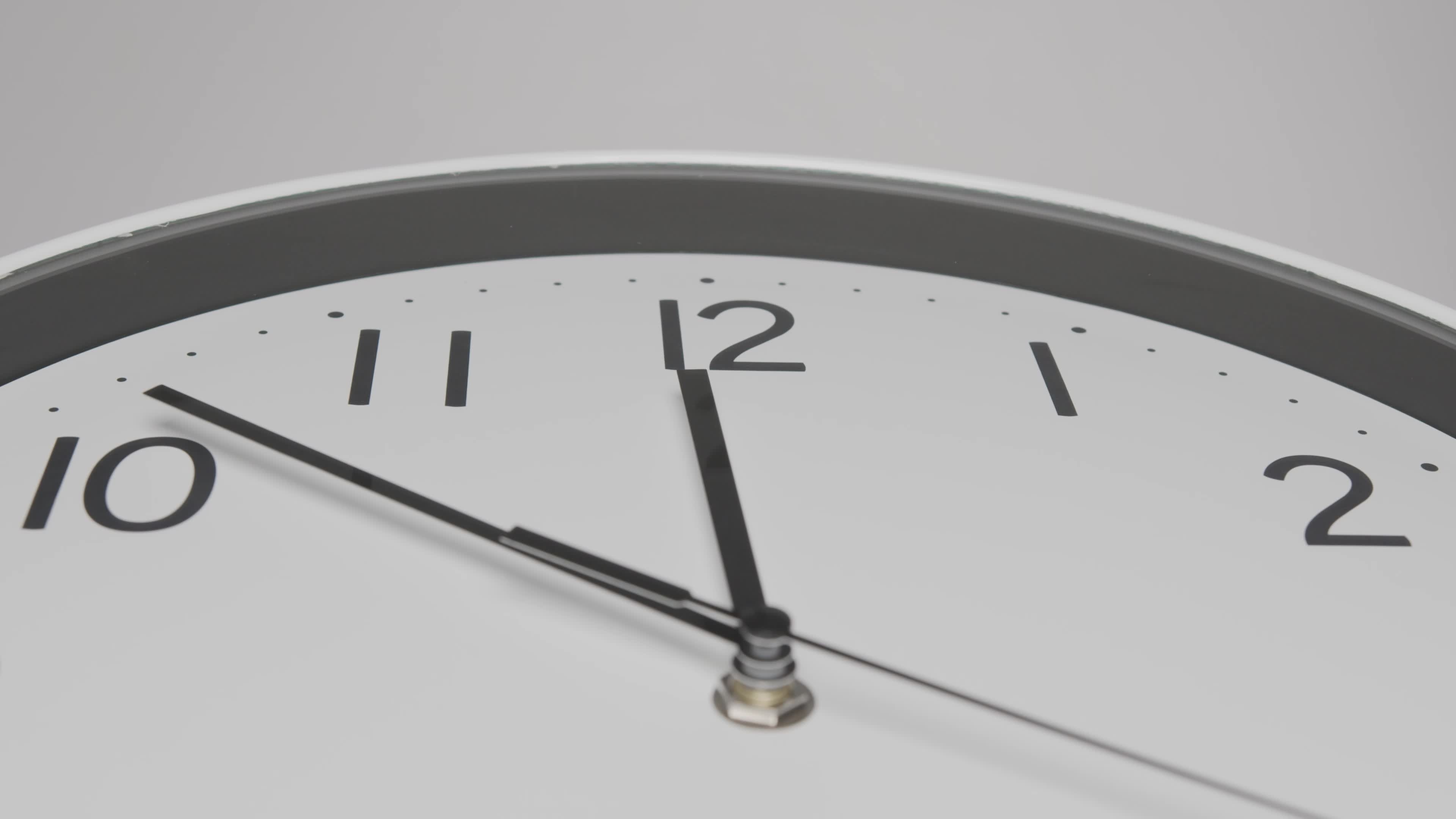 White wall clock, Lunch time, Office break, Time management, 3840x2160 4K Desktop