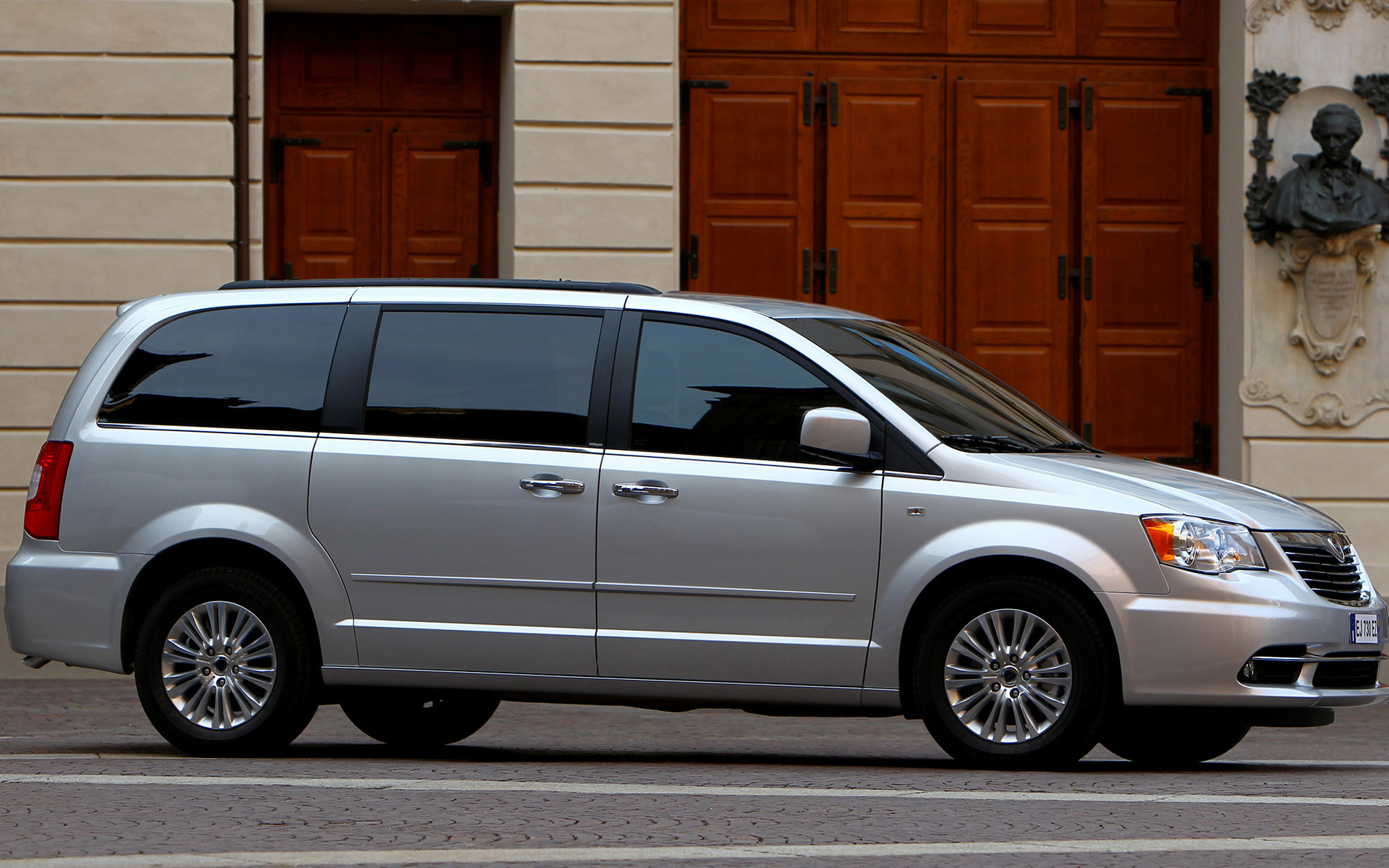 Chrysler Voyager, Family minivan, Comfortable seating, Ample storage, 1920x1200 HD Desktop