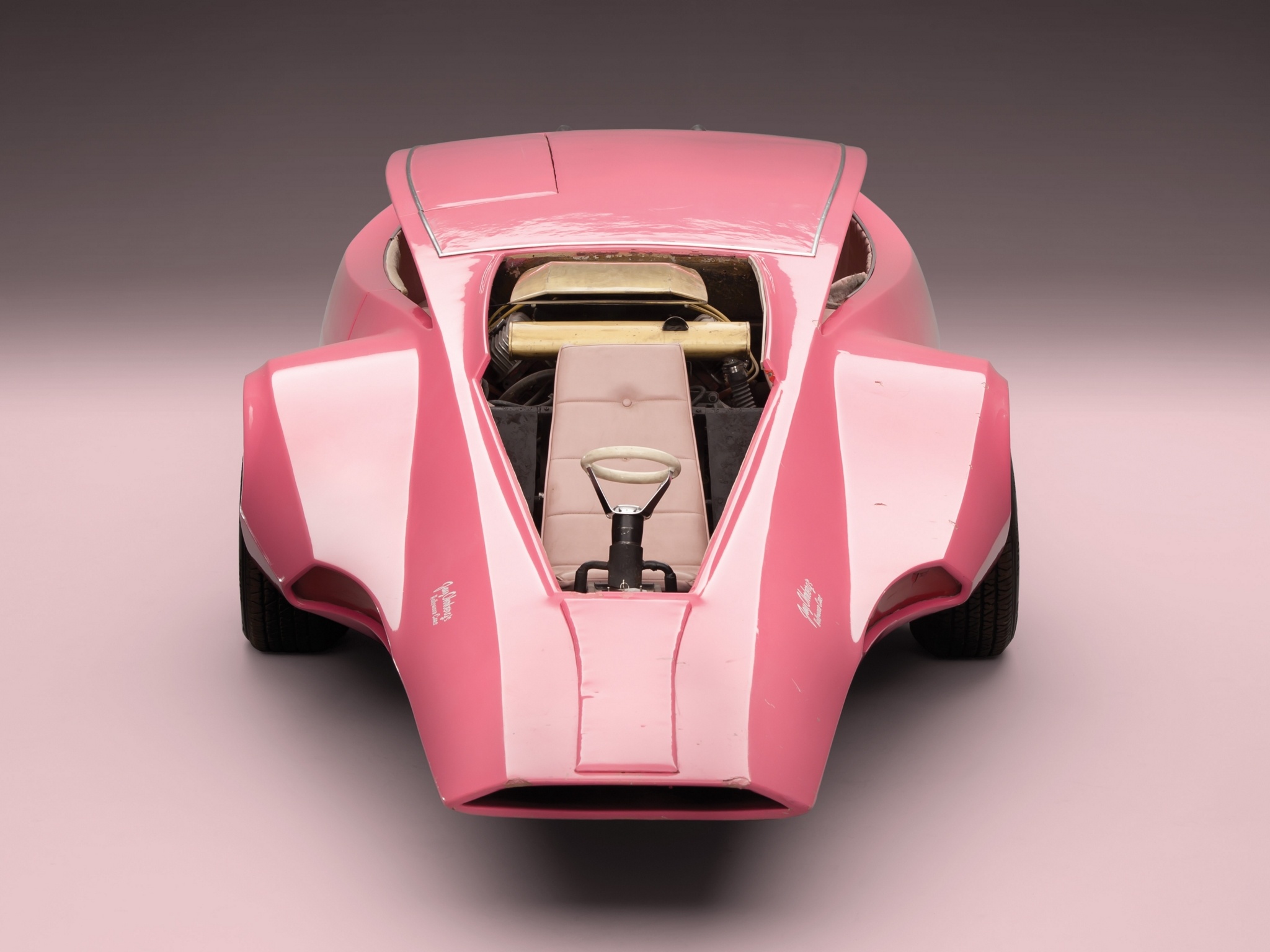 custom concept car, central driver cockpit, retro futuristic design, HD Desktop wallpaper