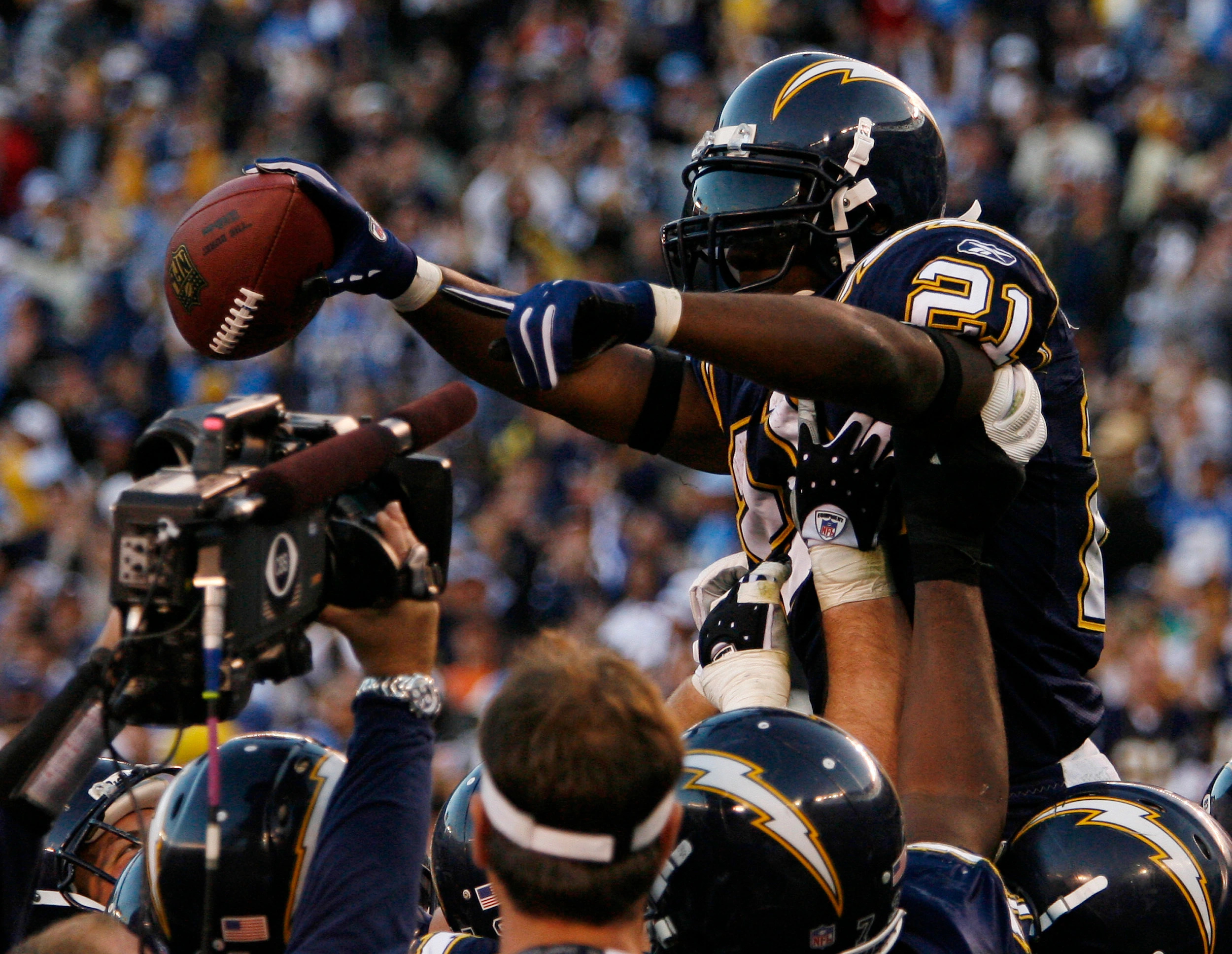Chargers vs Broncos, LaDainian Tomlinson Wallpaper, 2500x1940 HD Desktop