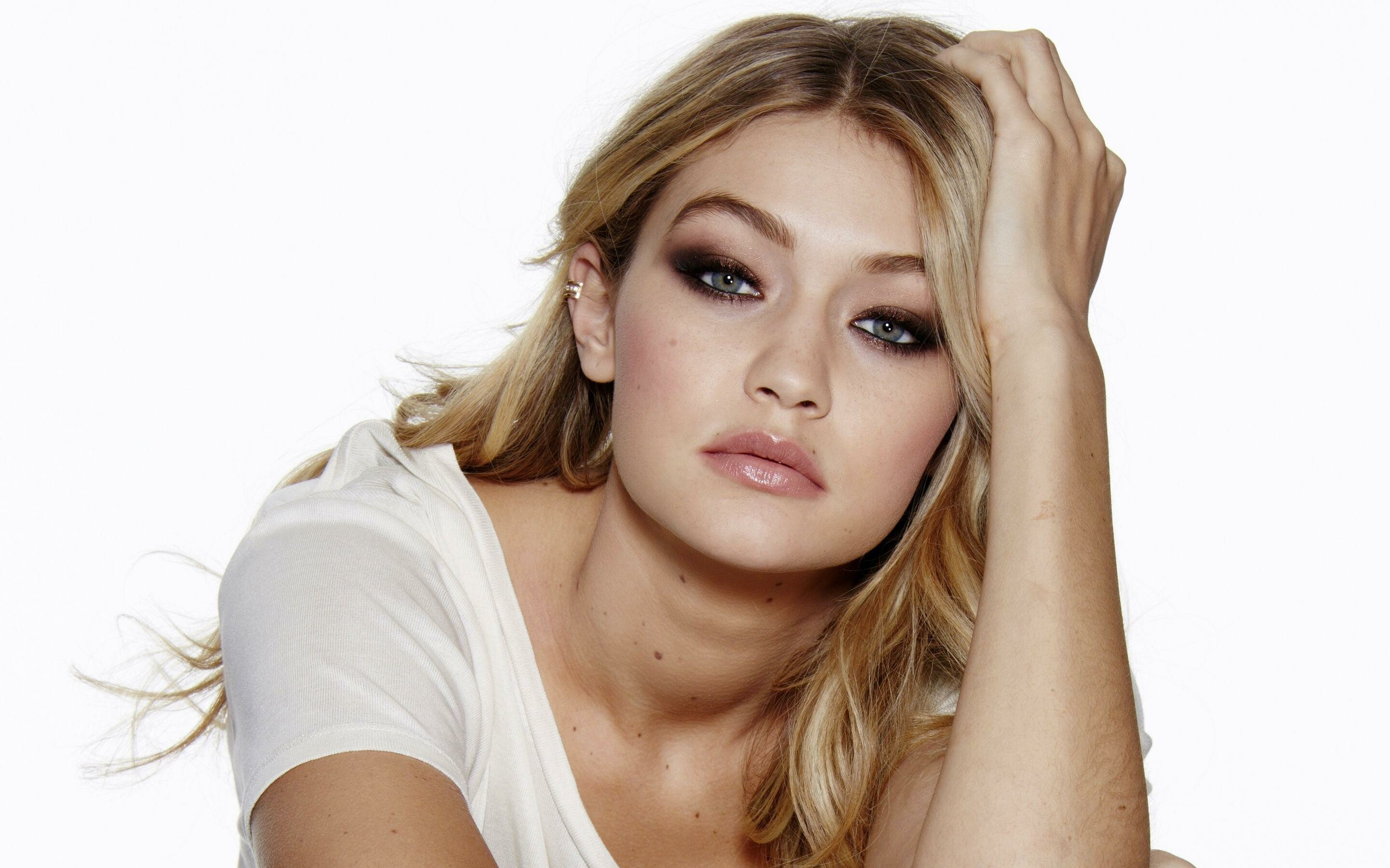 Gigi Hadid, Fashion icon, Runway model, Glamorous photoshoots, 2880x1800 HD Desktop