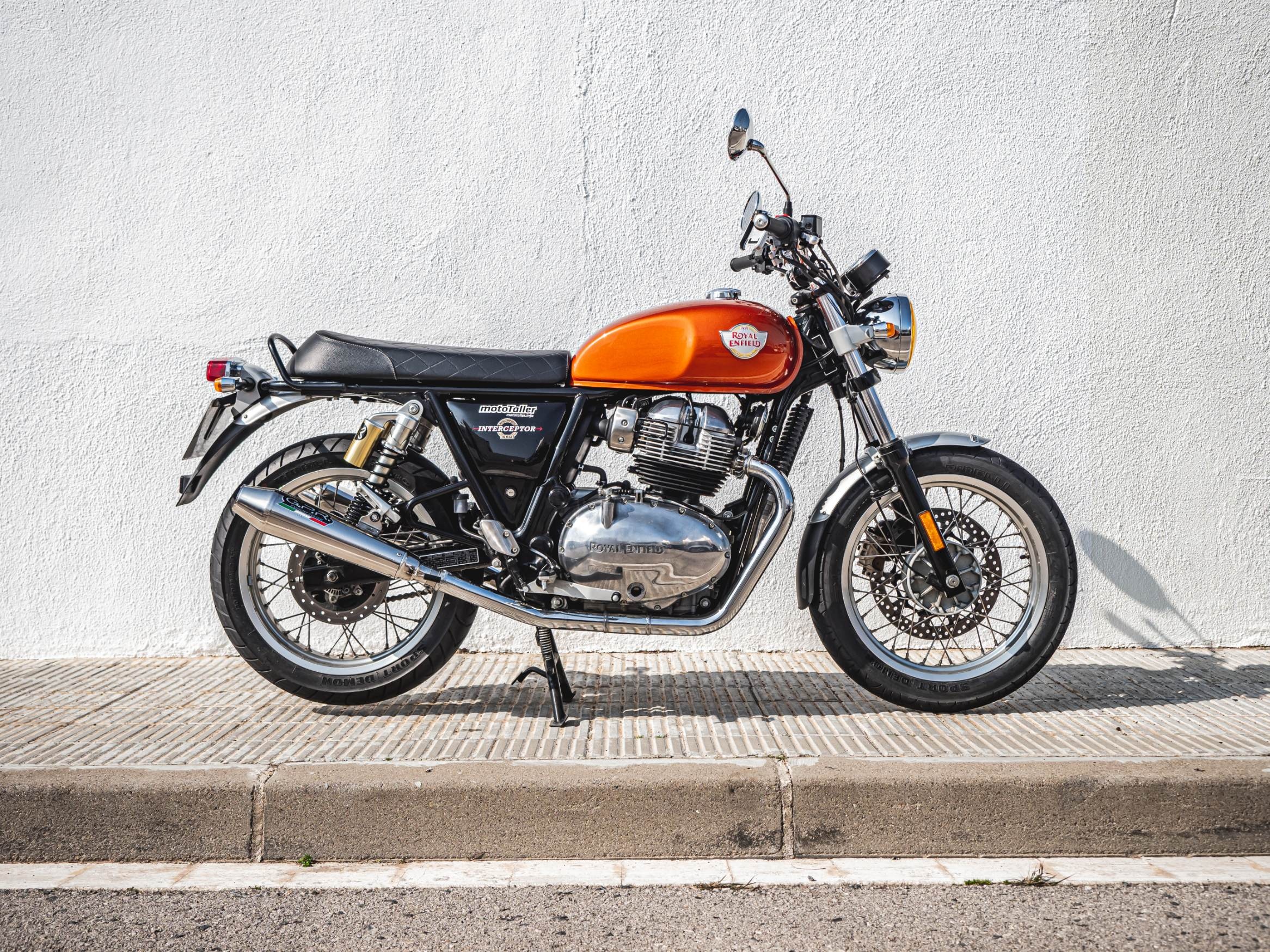 Royal Enfield Interceptor 650, orange motorcycle fuel tank, white textured wall, HD Desktop wallpaper