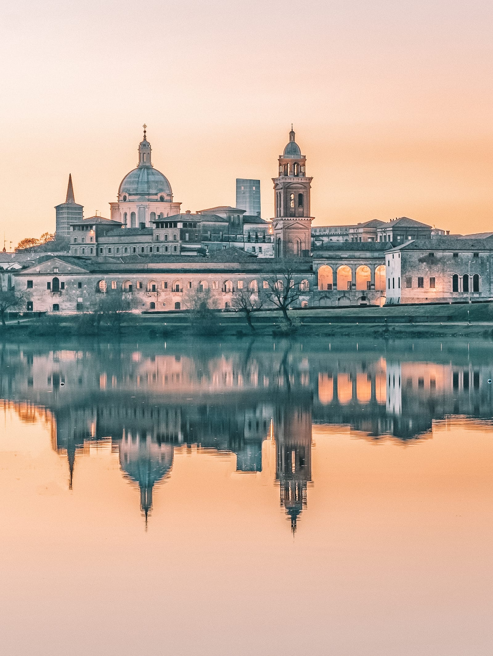 Mantova Italy, Things to do, Hand luggage, Photography blog, 1600x2140 HD Phone