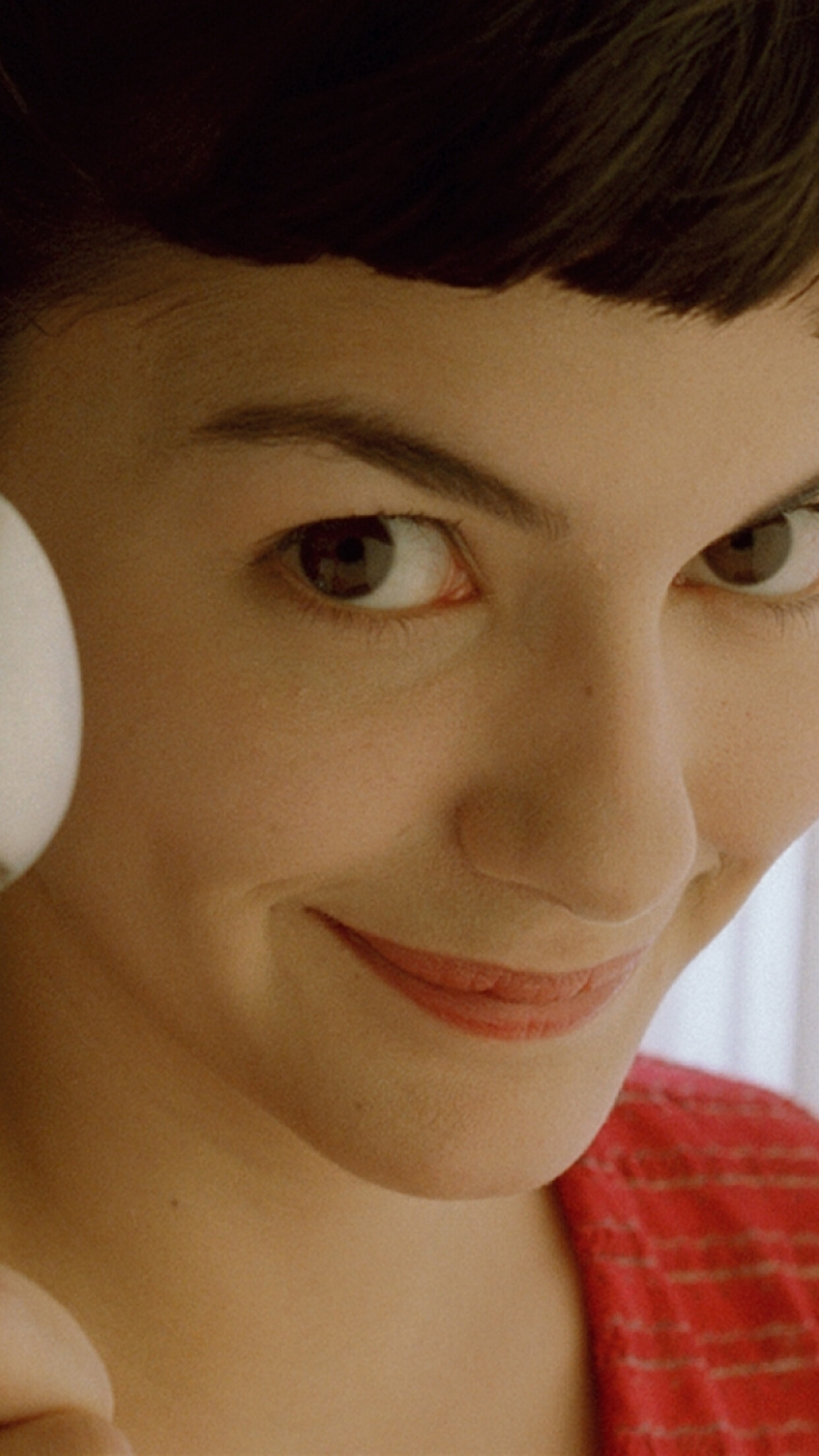 Close-up, Amelie Wallpaper, 1250x2210 HD Phone