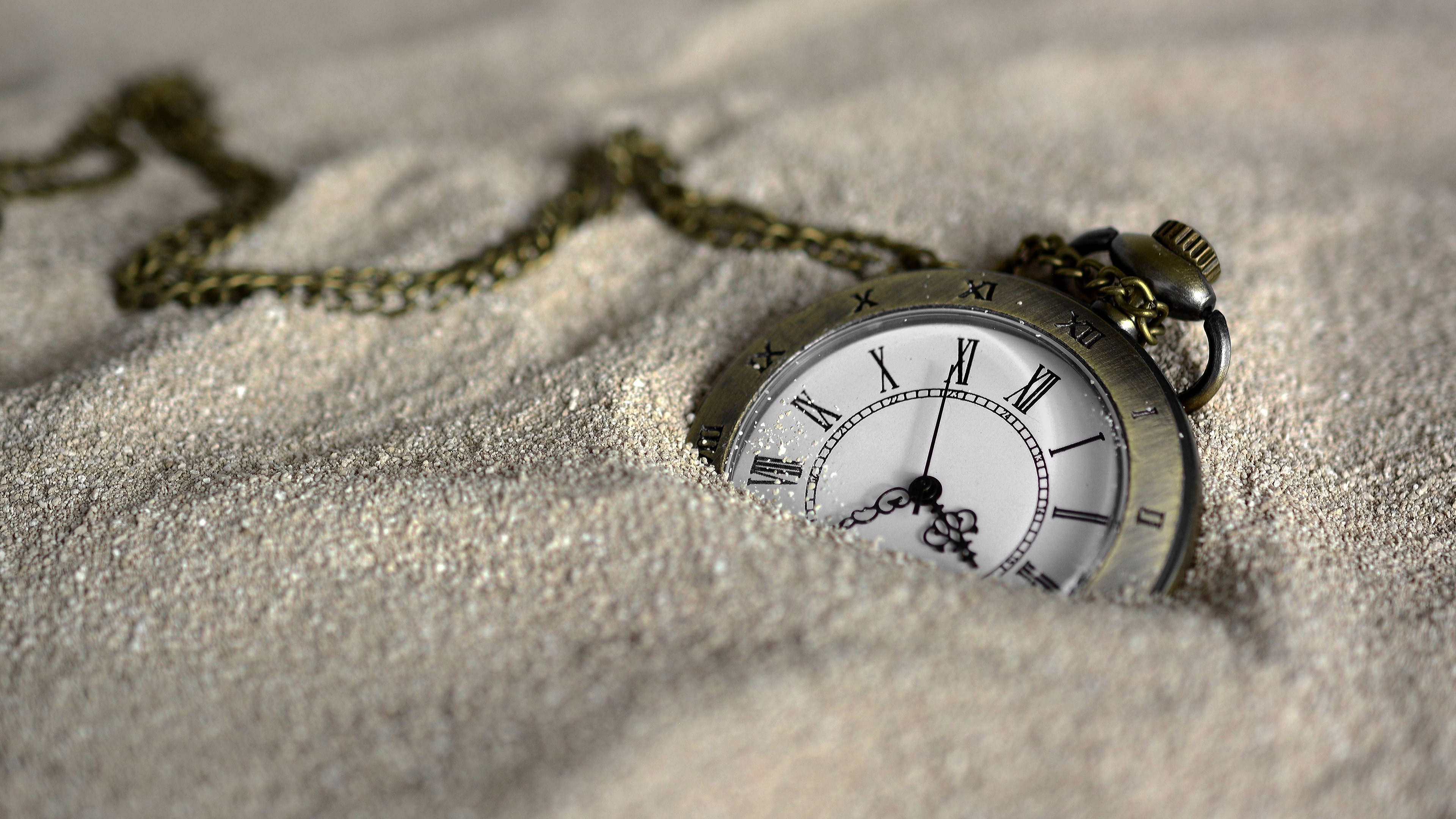 Pocket watch in sand, UHD 4K, 3840x2160 4K Desktop