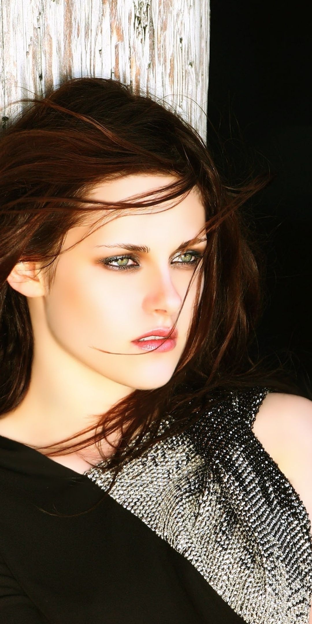 Kristen Stewart, Portrait actress, Striking pose, Enchanting eyes, 1080x2160 HD Phone