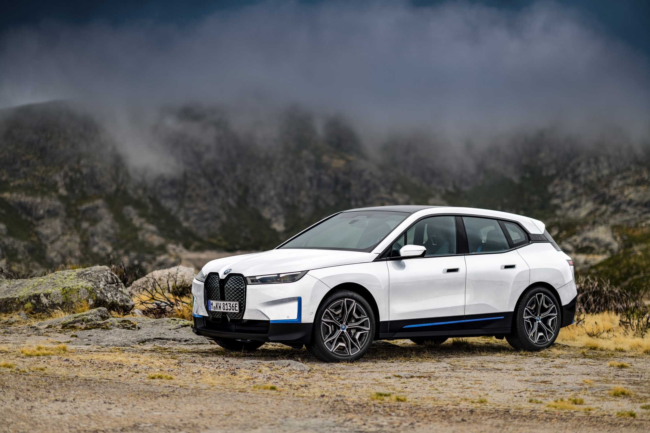 New BMW iX, xDrive40 and xDrive50, Superior driving experience, State-of-the-art features, 2250x1500 HD Desktop