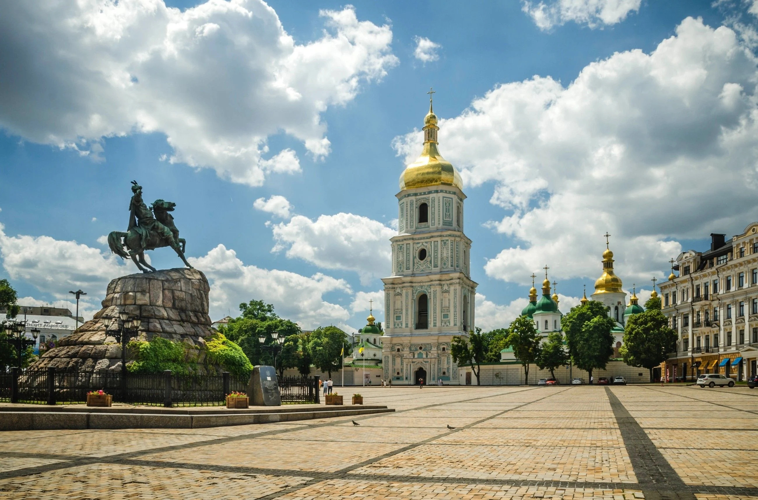 Kyiv Travels, Vibrant cityscape, Urban charm, Rich history, 2600x1720 HD Desktop