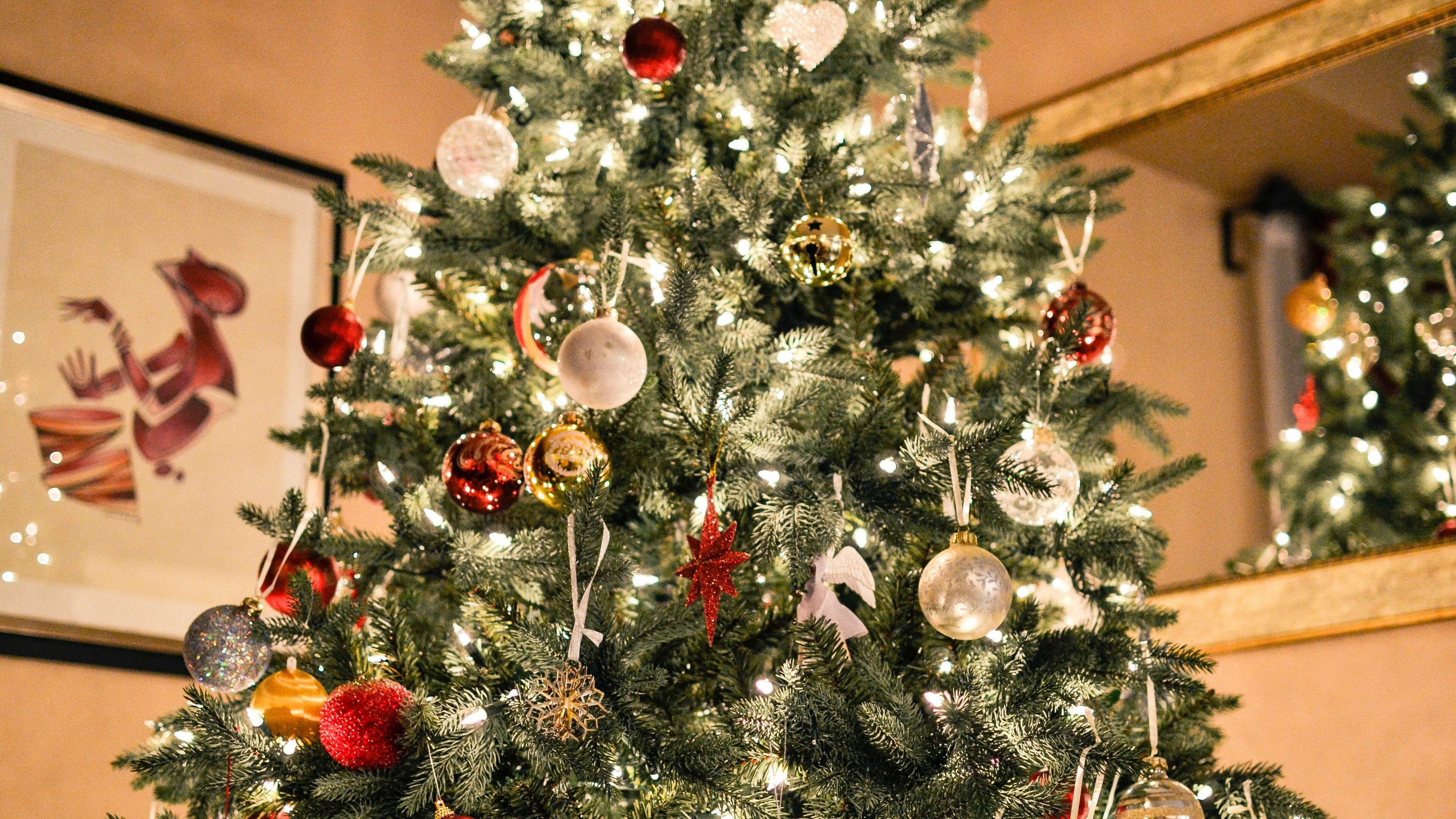 Garlands and baubles, Christmas Trees Wallpaper, 3840x2160 4K Desktop