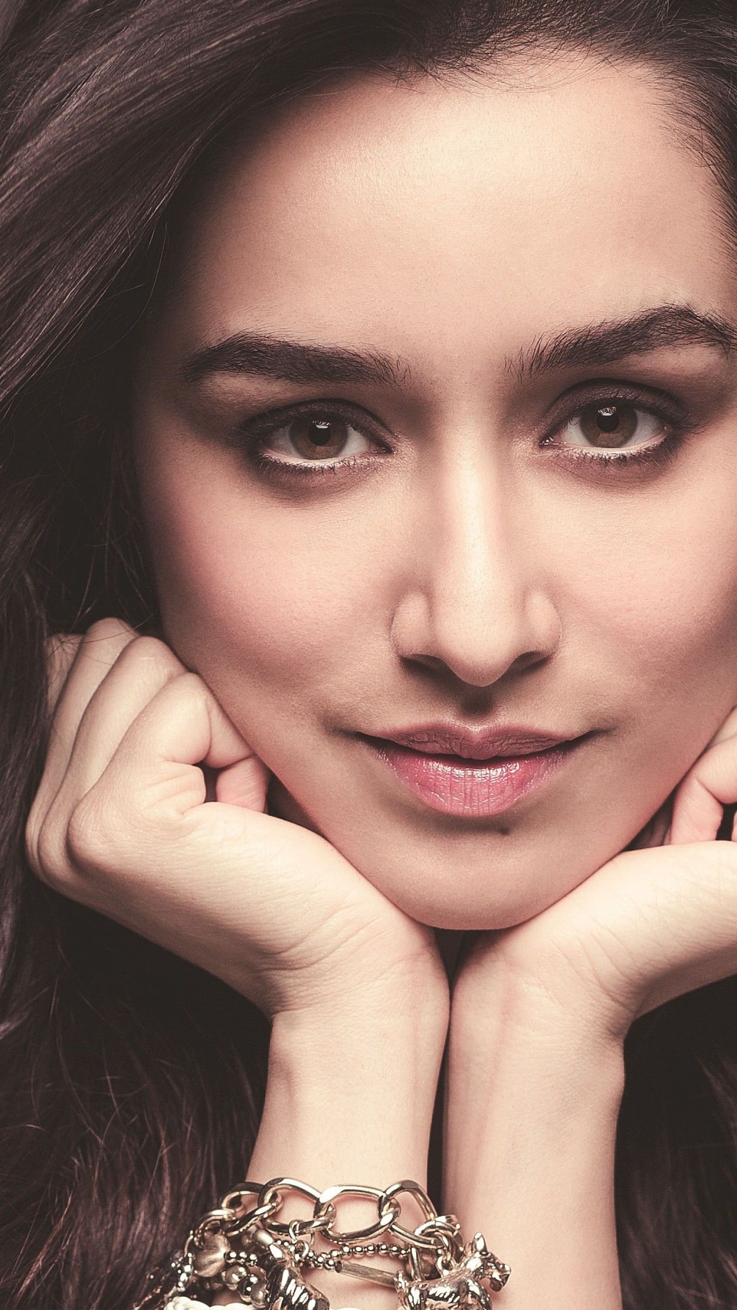 Shraddha Kapoor, chin resting on hands, chain charm bracelet, HD Phone wallpaper