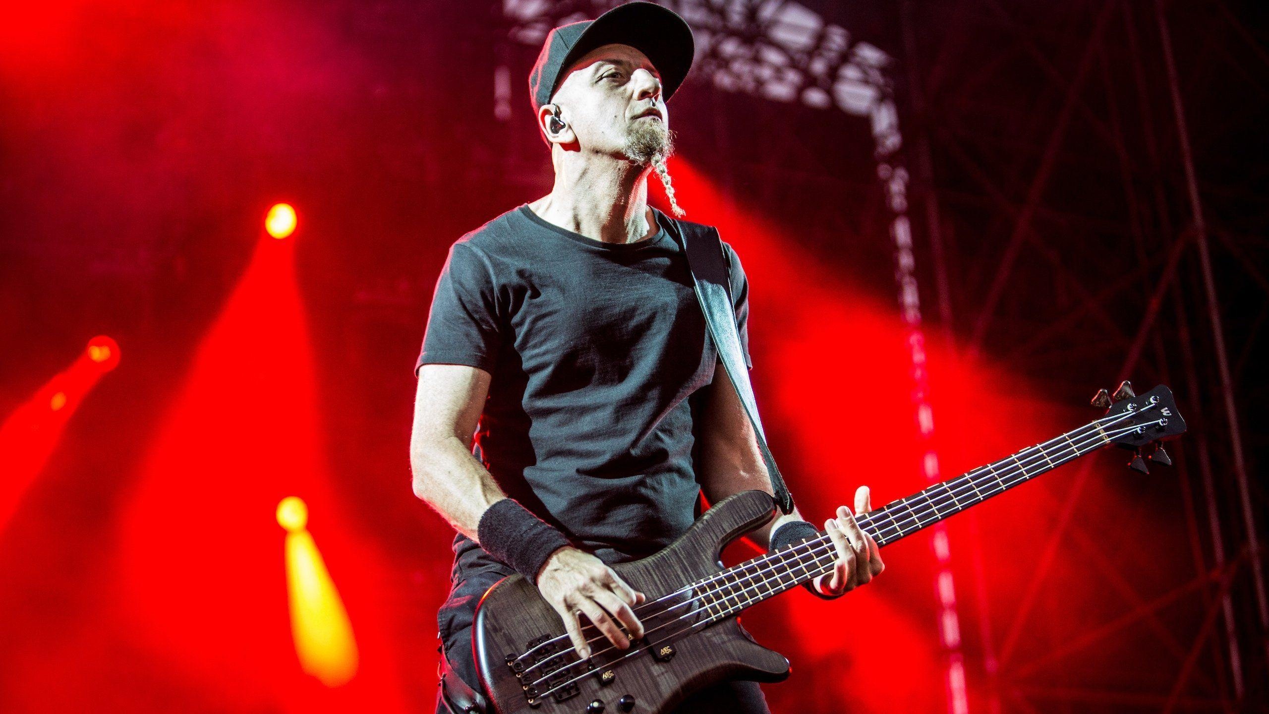 Shavo Odadjian music, Wallpapers, Rockstar energy, Bass guitar, 2560x1440 HD Desktop