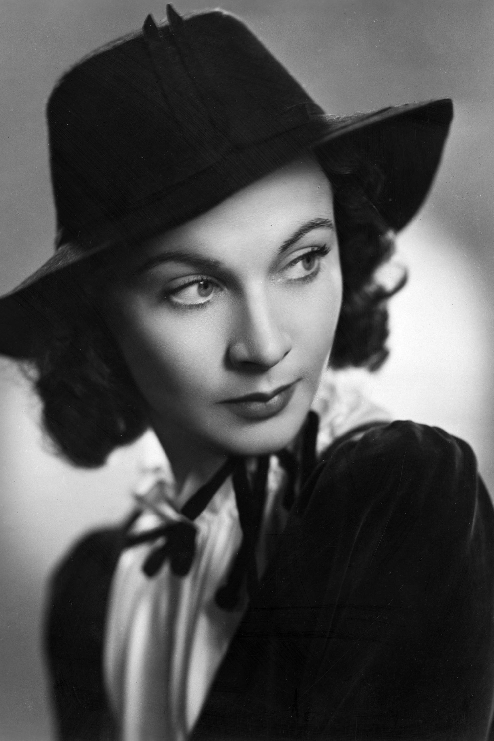 Vivien Leigh, Iconic photos, Hollywood beauty, Classic actress, 2000x3000 HD Phone