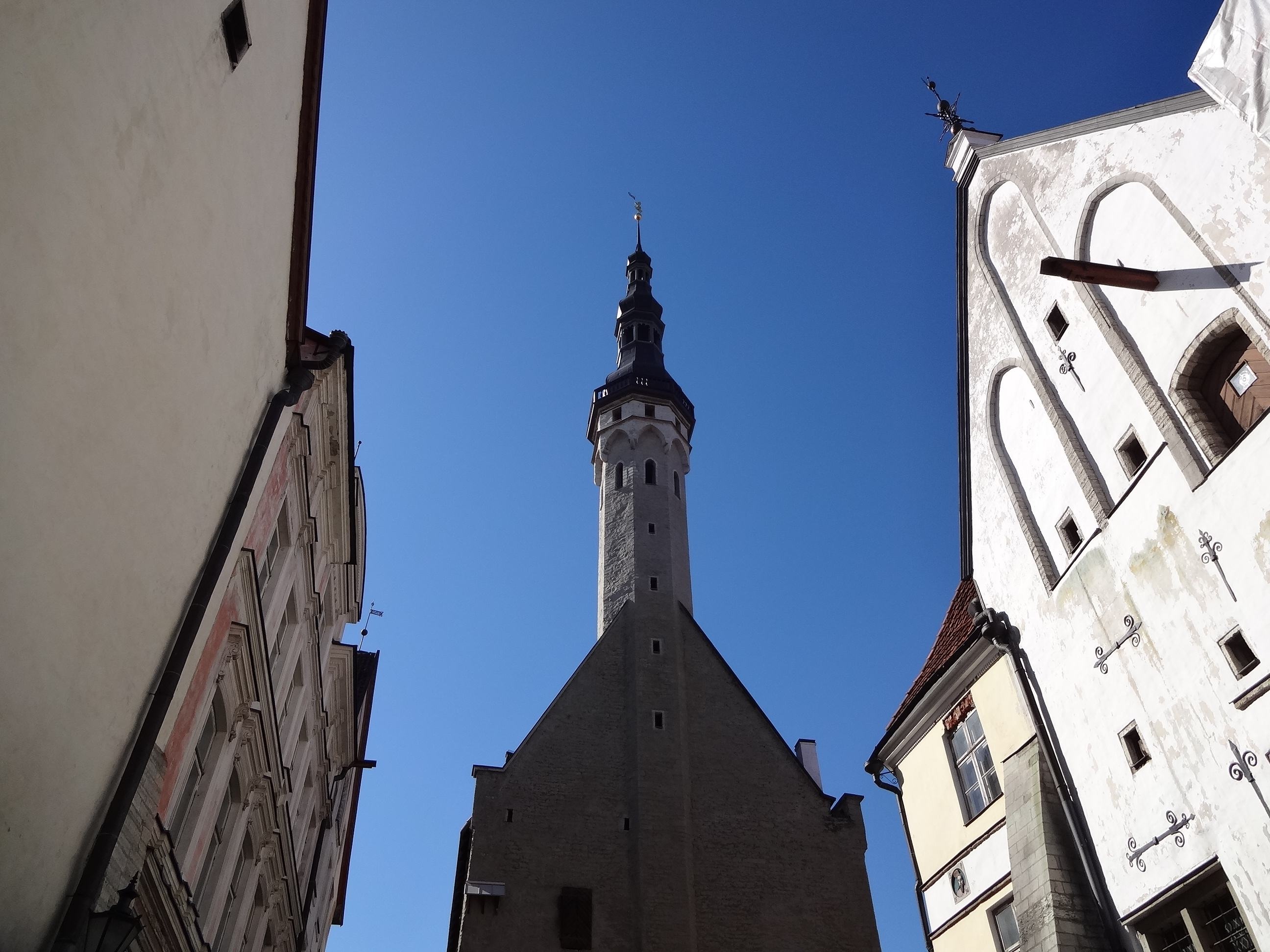 Tallinn Town Hall, Town buildings, The lady travels, 2600x1950 HD Desktop