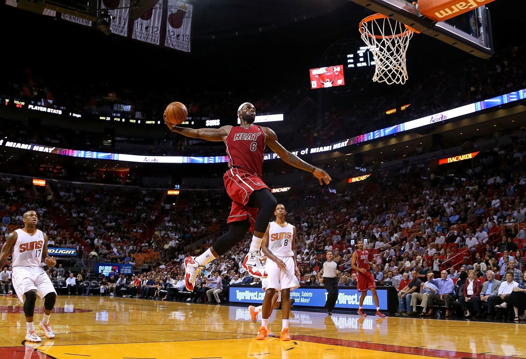 LeBron James dunk, Miami Heat uniform, Phoenix Suns basketball team, HD Desktop wallpaper