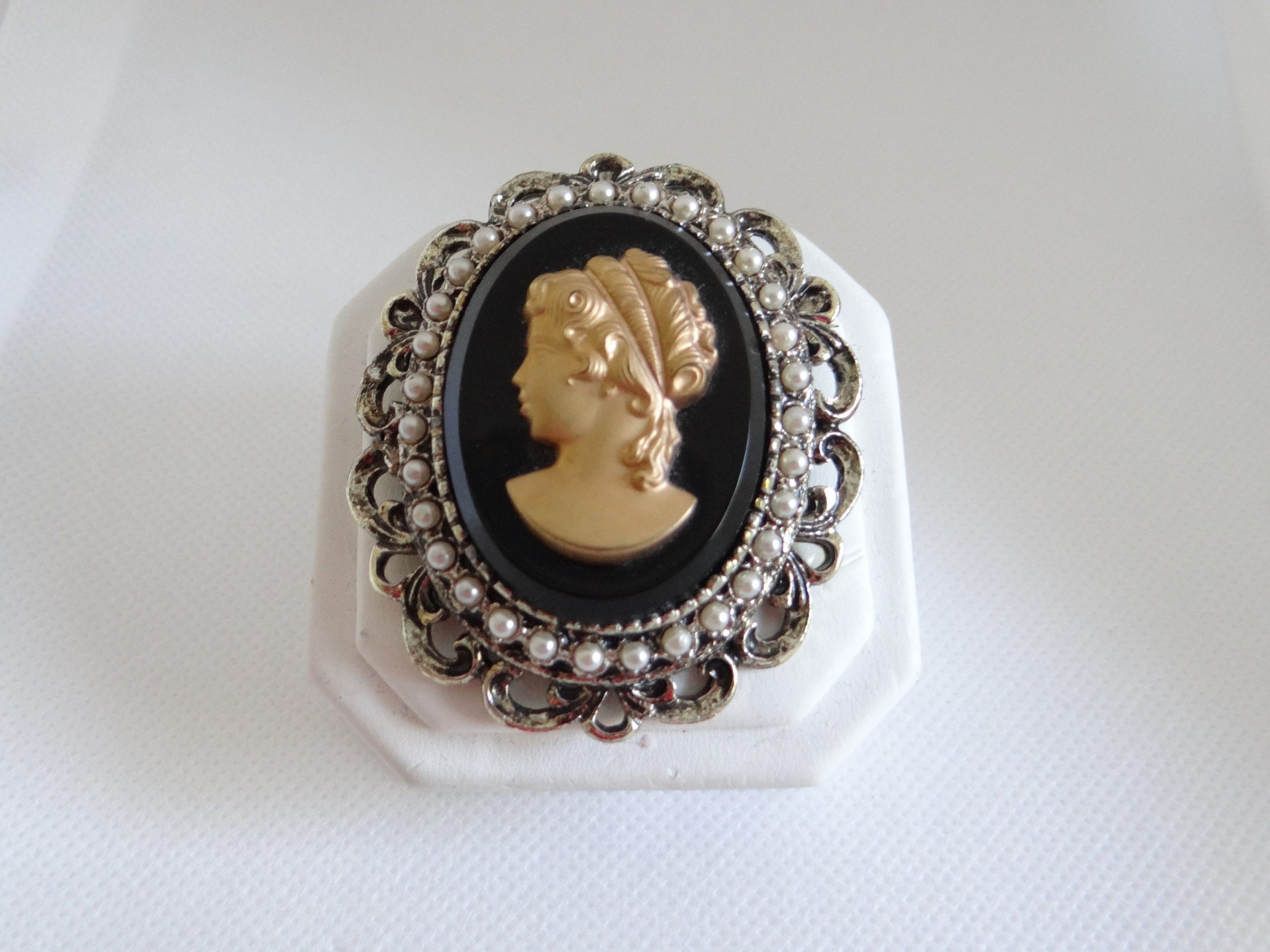 Cameo Brooch, Victorian style, Gold, 2560x1920 HD Desktop