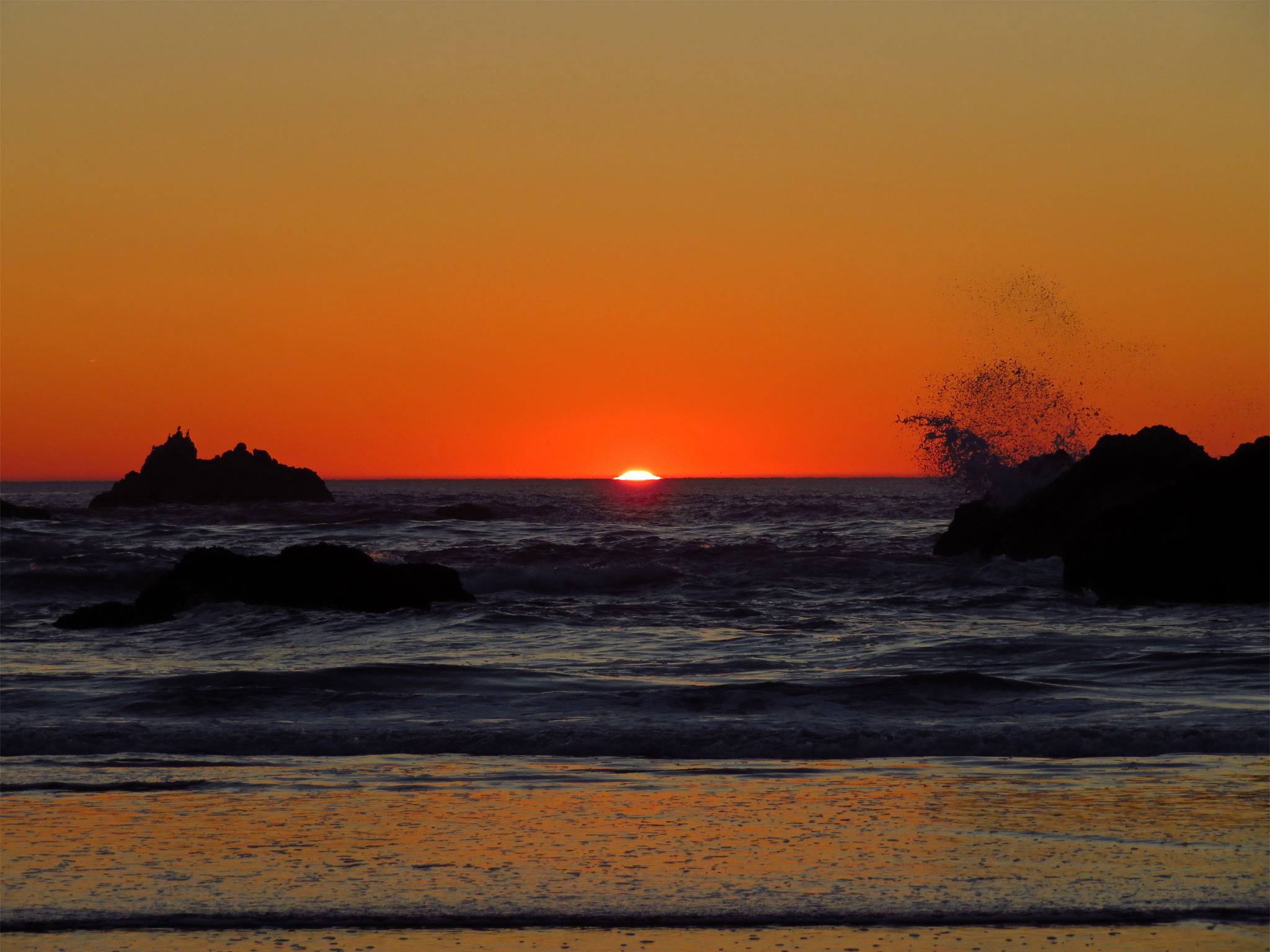 Setting sun on ocean horizon, Crashing wave on sea stack, Sunset reflection on wet sand, HD Desktop wallpaper
